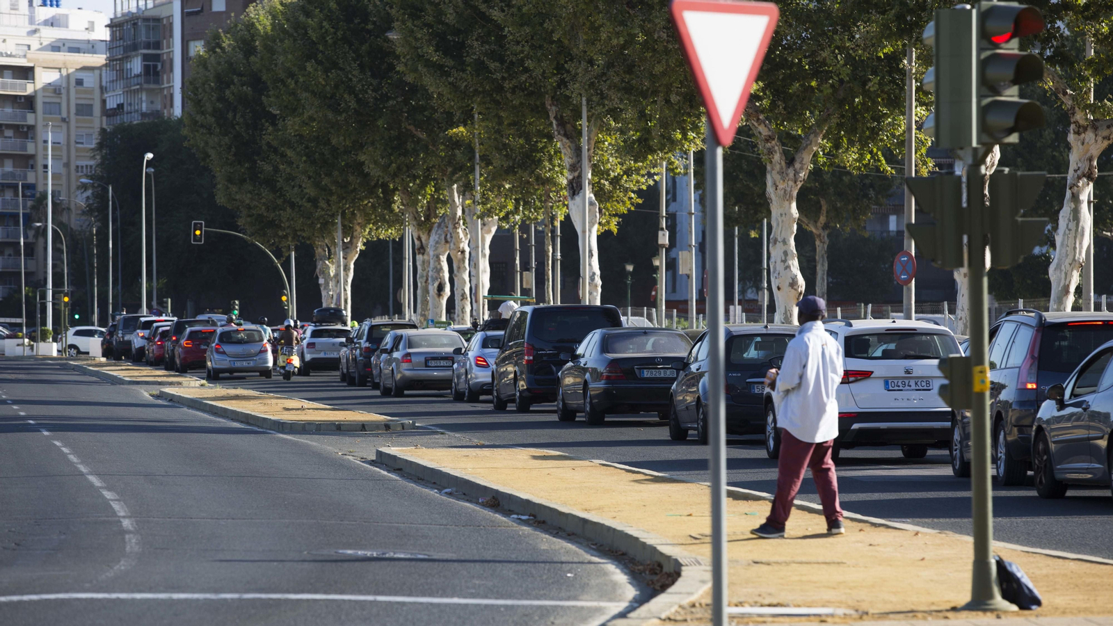 Atascos en Sevilla por el corte del Puente de las Delicias