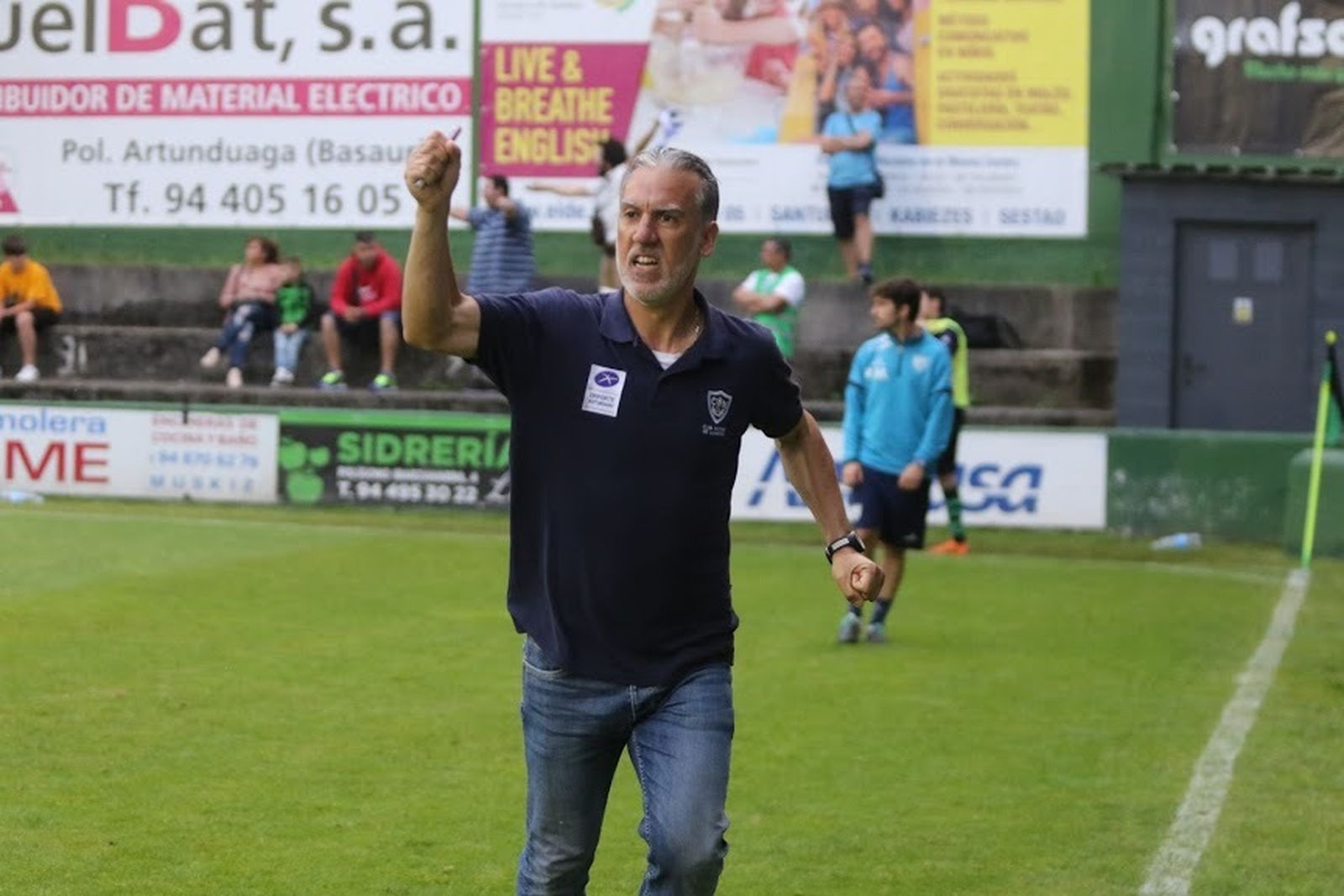 Oli celebra el gol del Marino de Luanco que valió el ascenso.