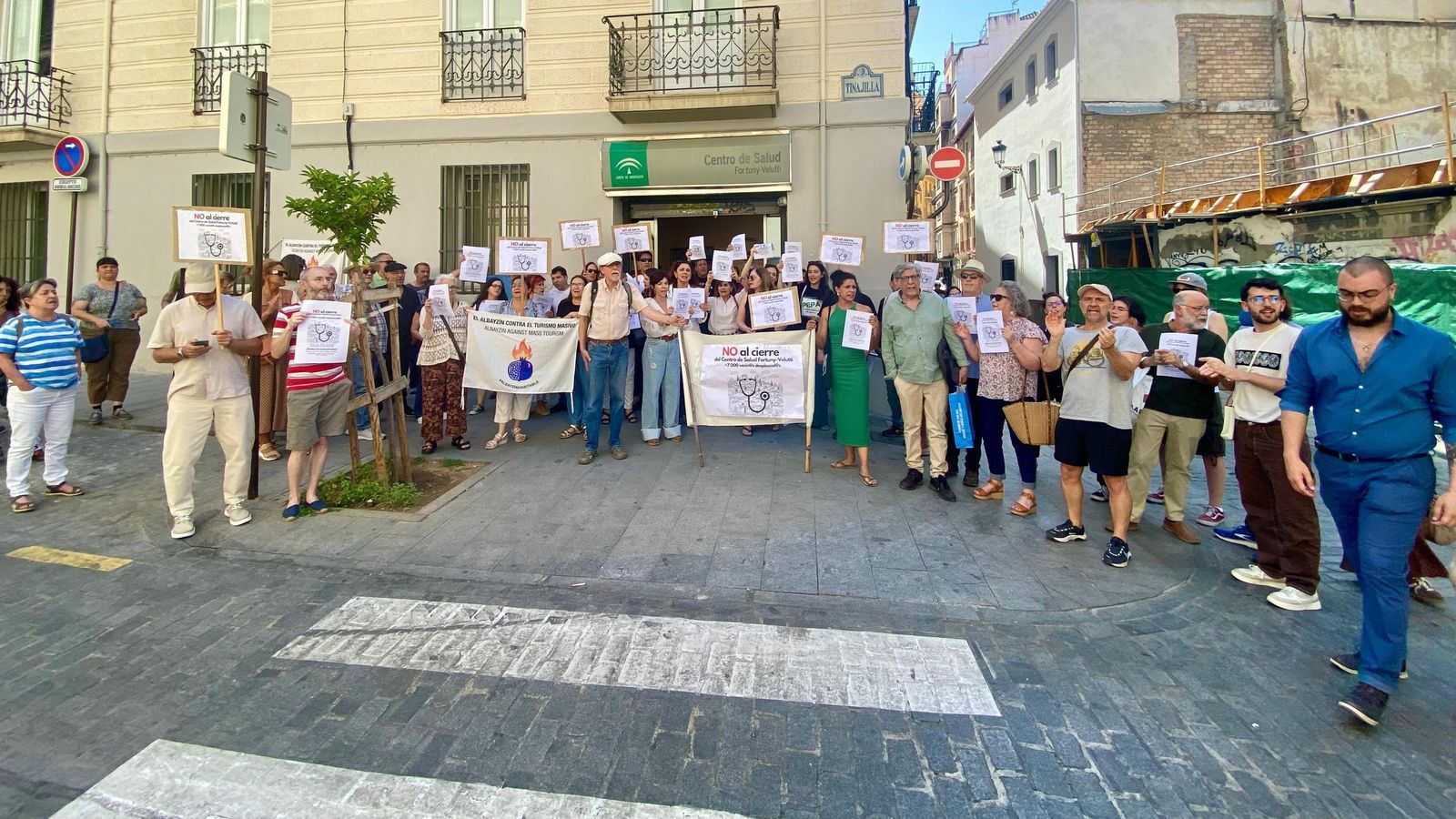 Los ediles del PSOE han estado presentes en la protesta convocada por pacientes afectados en las puertas del centro sanitario