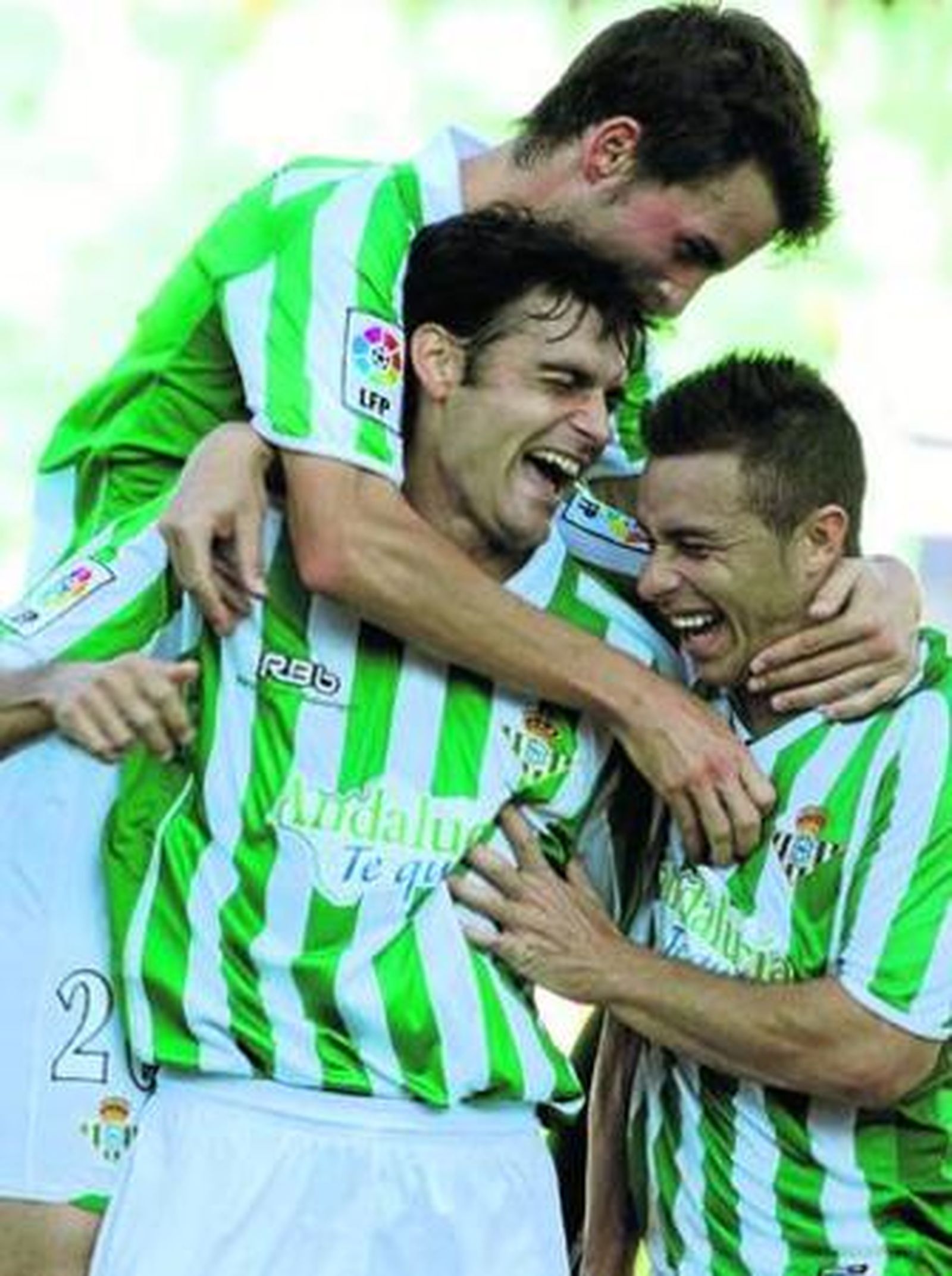 Dorado festeja junto a Miki Roqué y Rubén Castro el gol que consiguió ante el Girona.