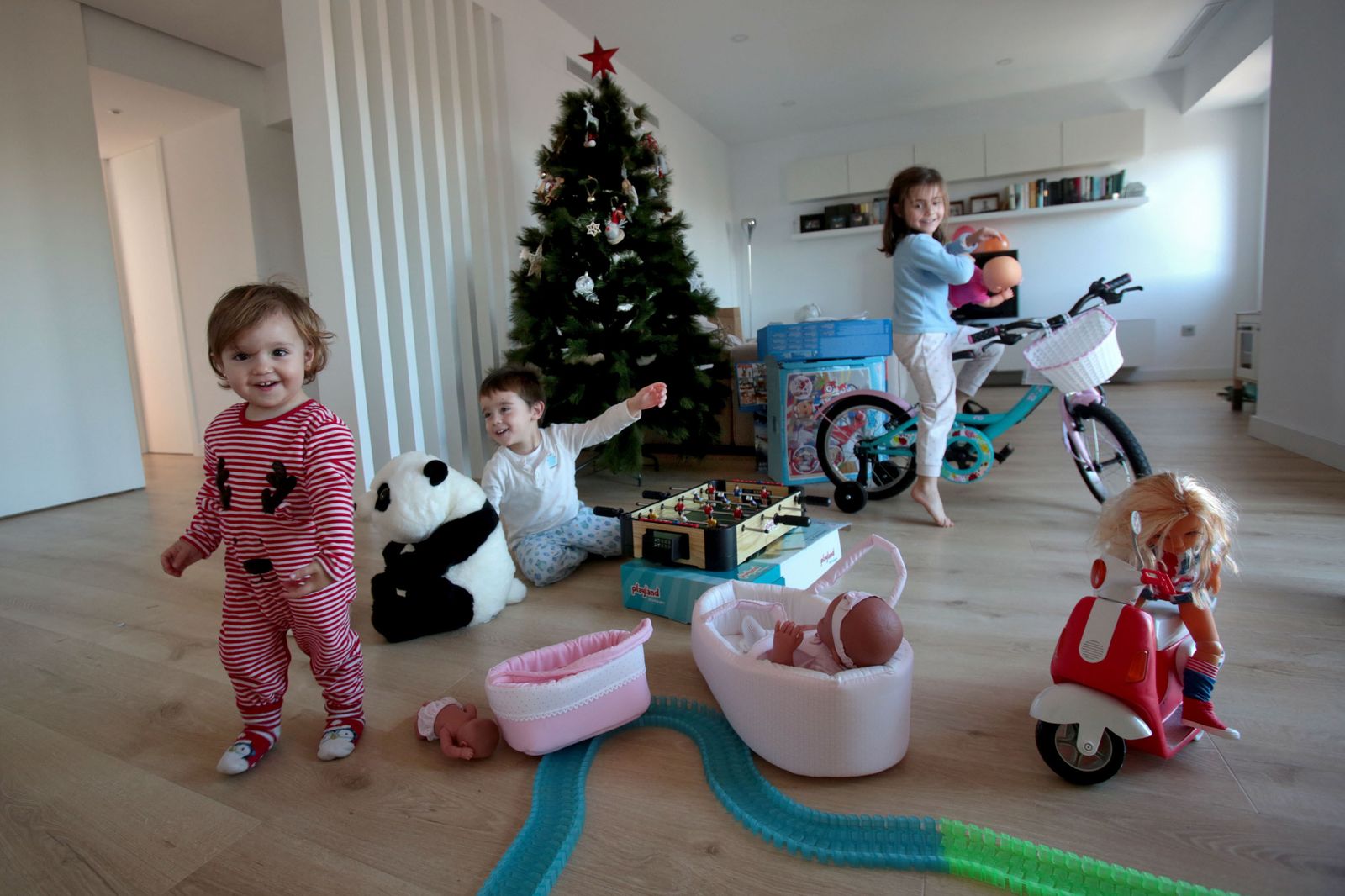 Niños abriendo sus regalos el Día de Reyes