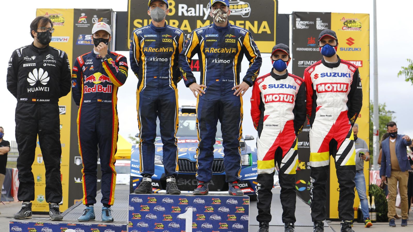 'Cohete' Suárez acompañado en el podio por Jan Solans y Javier Pardo.