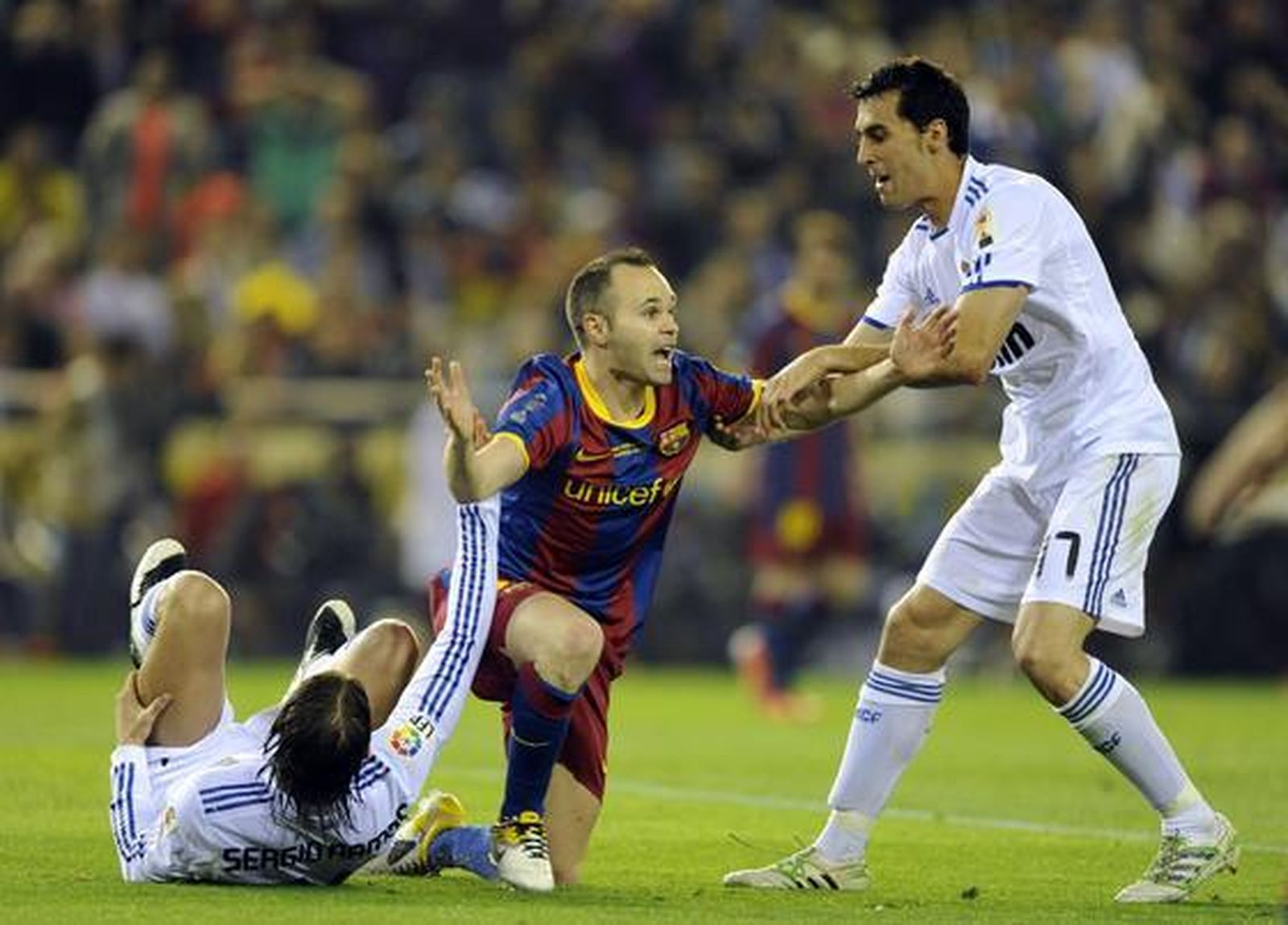 El Madrid se lleva la Copa del Rey al vencer el Barcelona en la prórroga por 0-1. / AFP