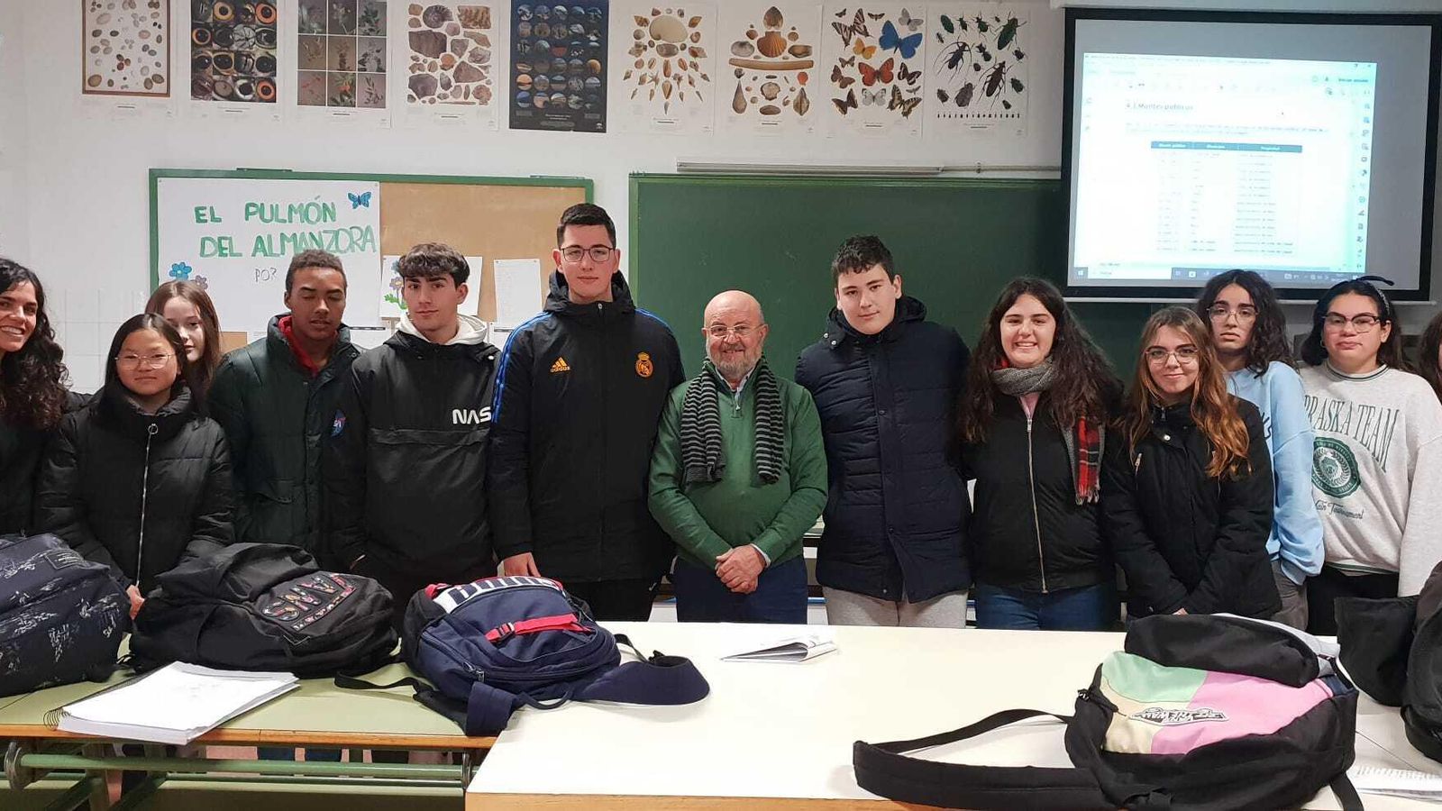 Los jóvenes intercambiaron ideas con el ya excalcalde de Bacares, José Segura.