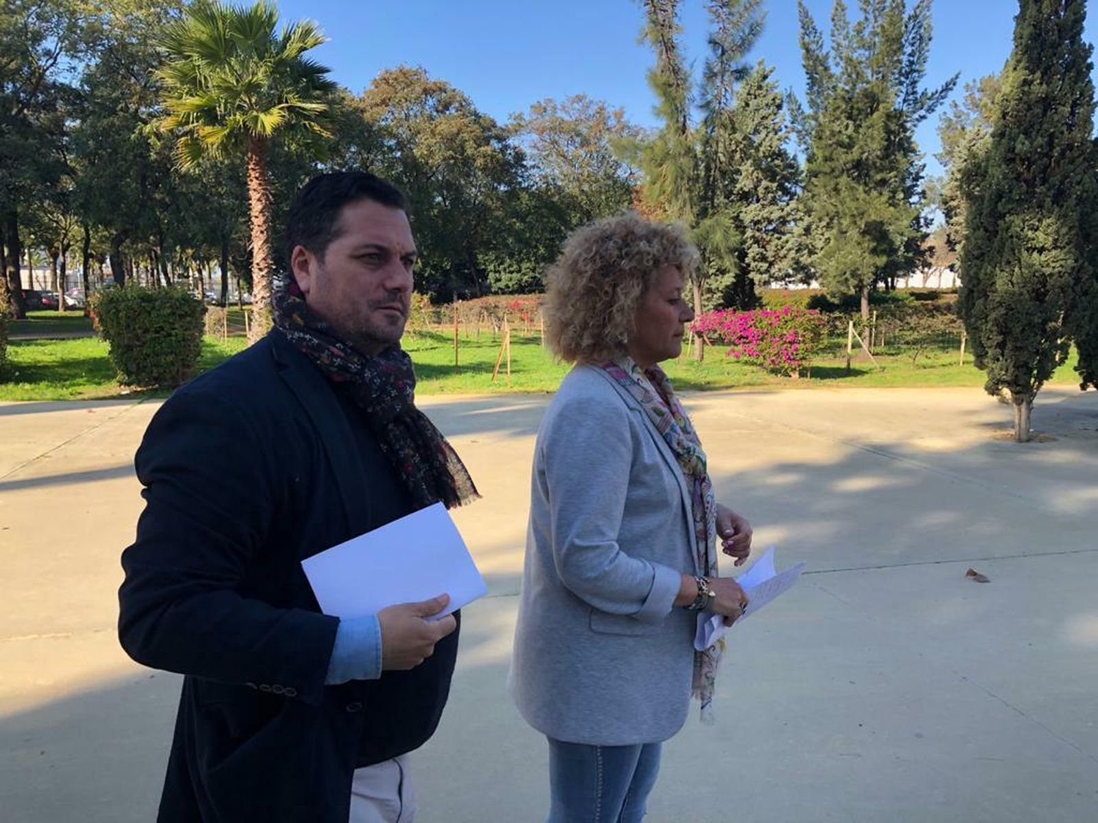 La presidenta del Grupo Popular, Pilar Marín, con el portavoz, Jaime Pérez, en el parque Juan Ceada.
