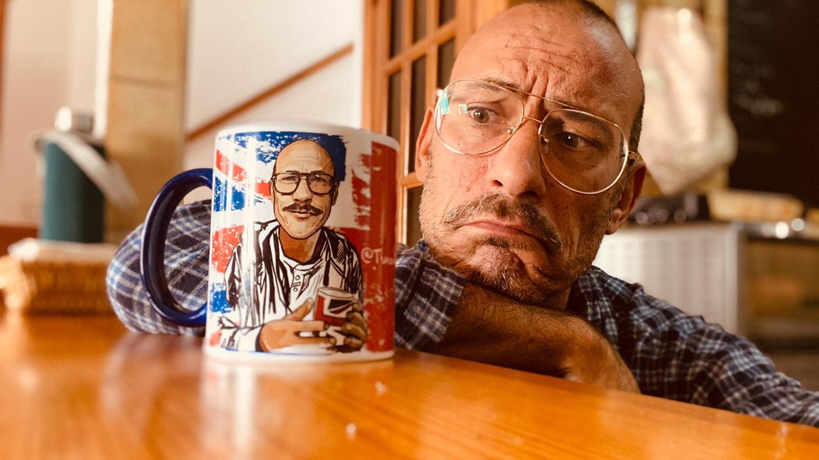 Miguel Ángel Martín junto a una taza que le hizo llegar un seguidor.