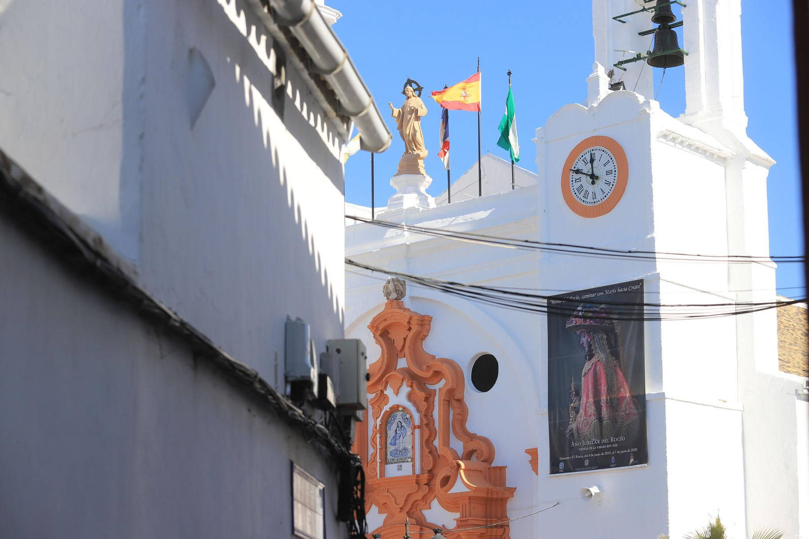 Imágenes de la llegada de la peregrinación de Emigrantes a Almonte acompañando a la Hermandad de San Juan del Puerto