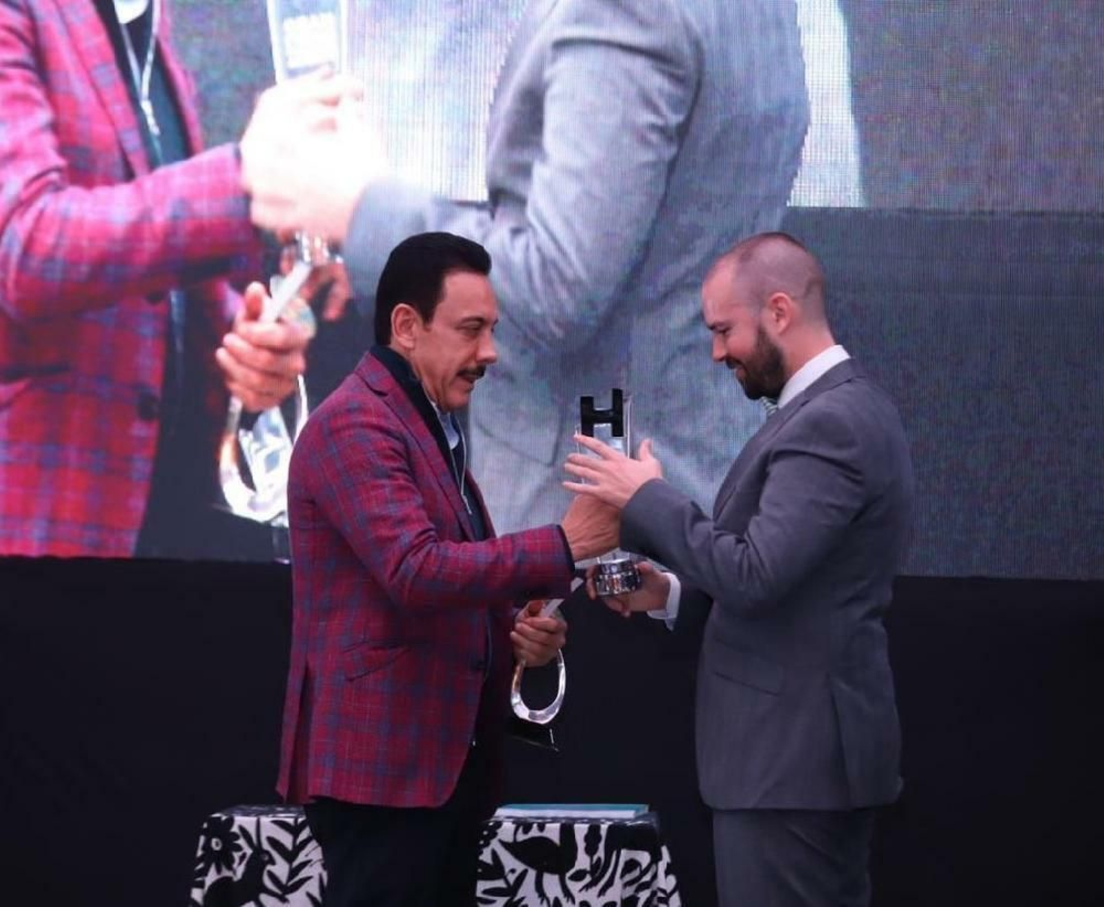 Omar Fayad (izquierda), gobernador de Hidalgo, entrega el premio a José Ignacio Martínez