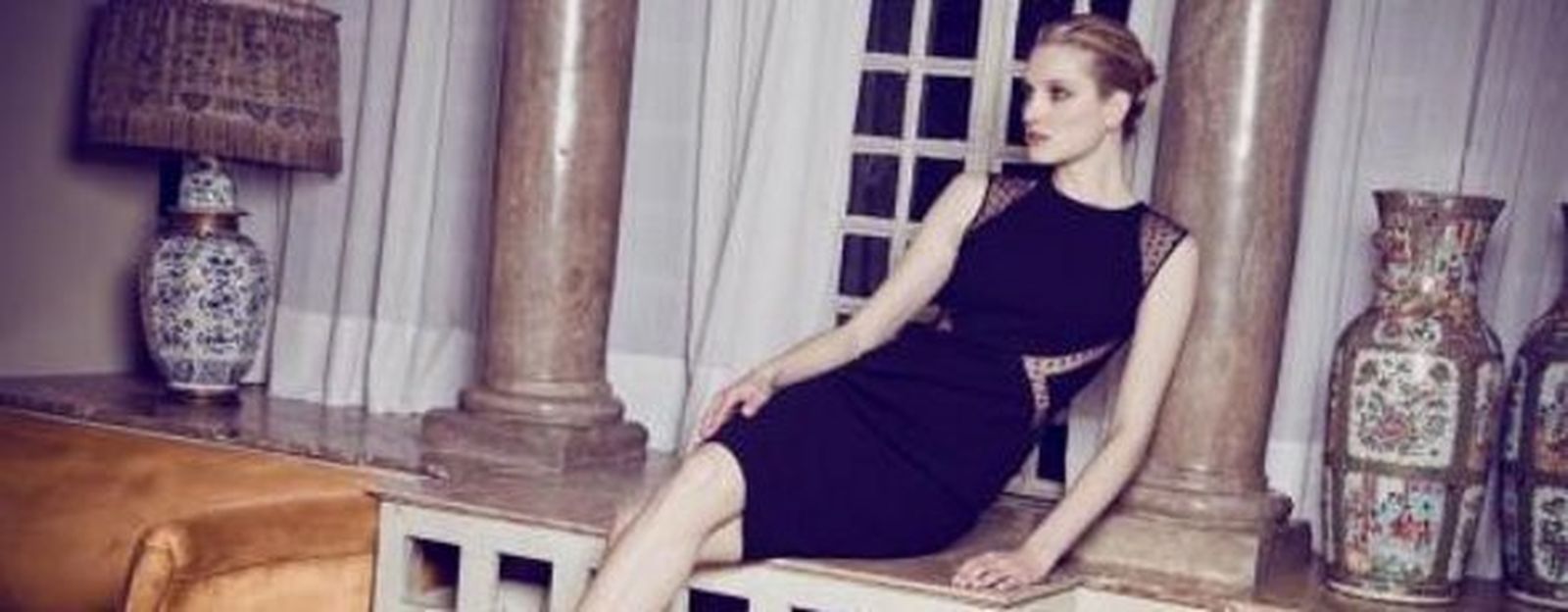 Camiseta de la nueva colección de Dolores Promesas con el logo de la firma.