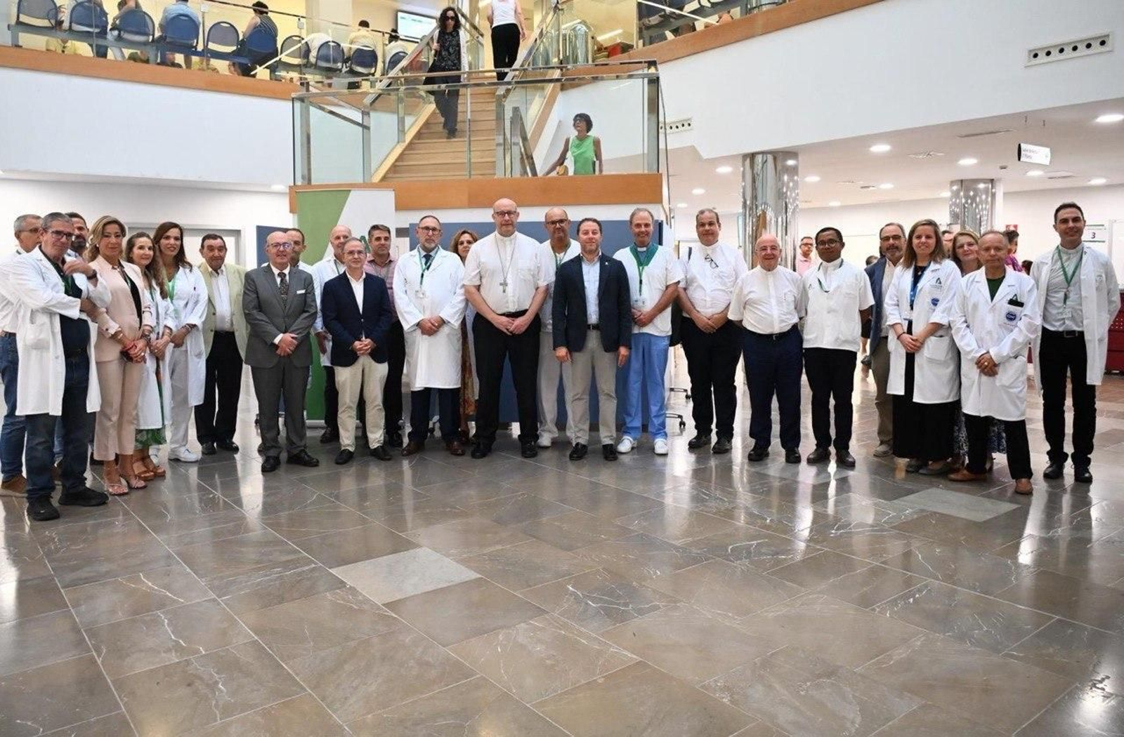 El nuevo obispo de Málaga visita el Hospital Clínico.