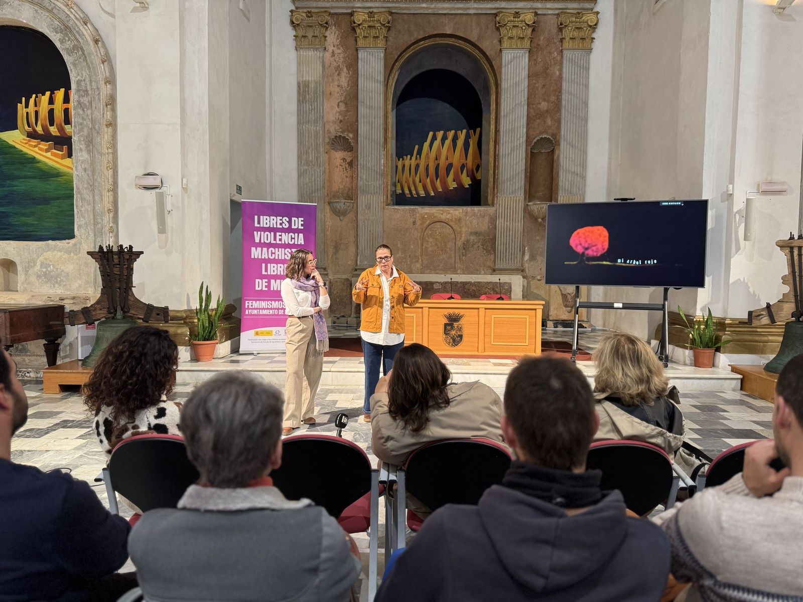 Nuria Lapastora presenta su proyecto junto a la edil de Feminismos, lorena Díaz