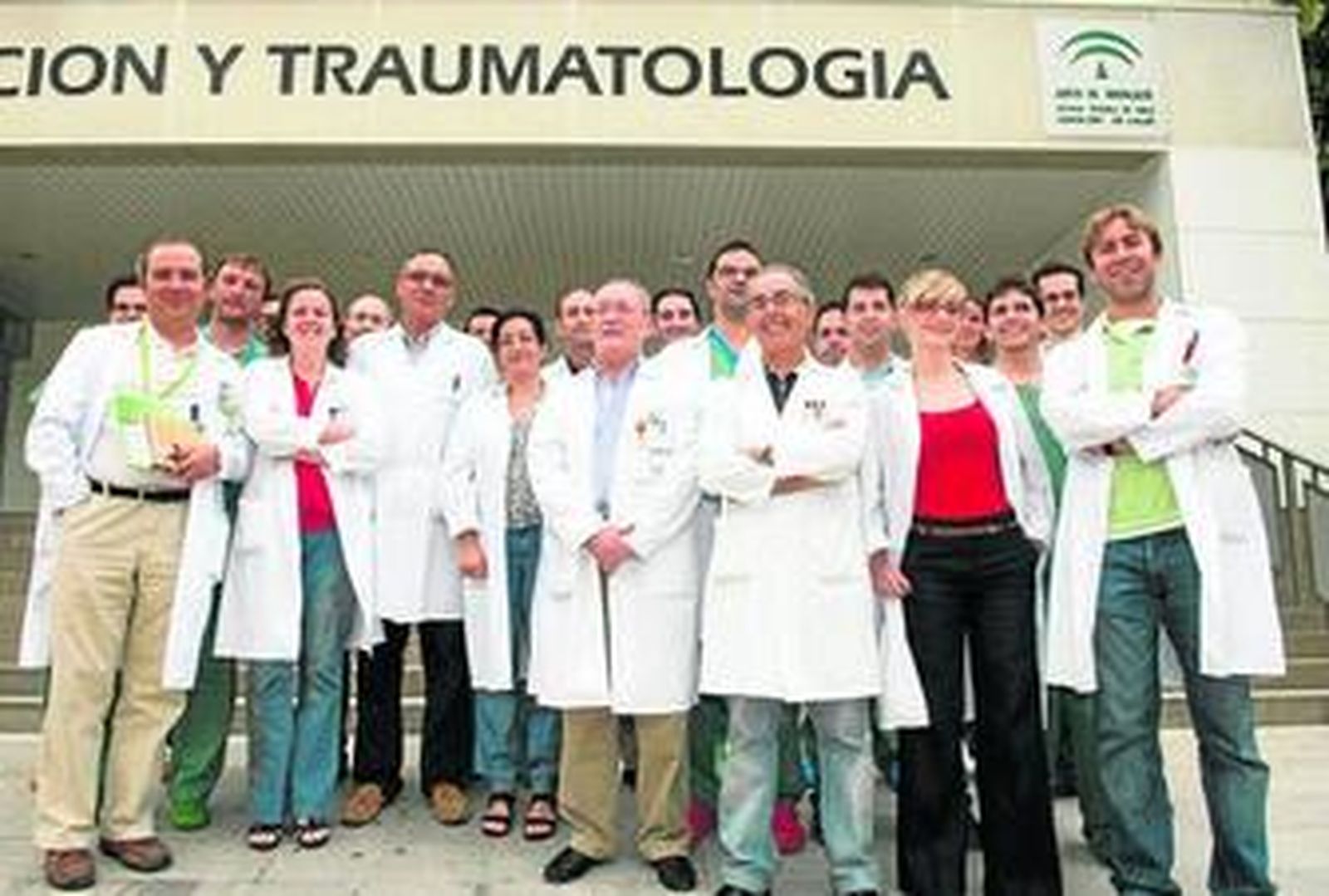Parte del equipo médico, en la puerta del hospital de Traumatología.