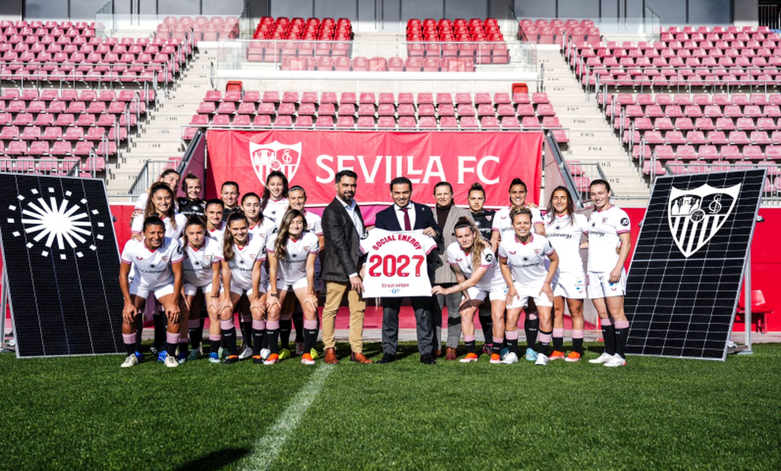 El Sevilla femenino posa con Del Nido Carrasco y el nuevo patrocinador.