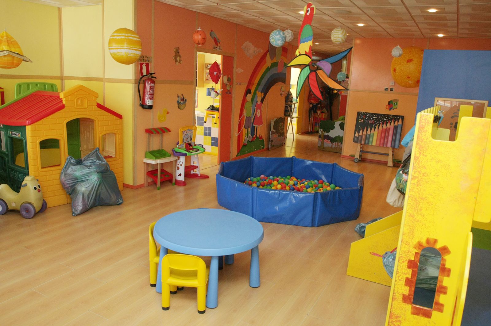 Sala de juegos interior de una guardería