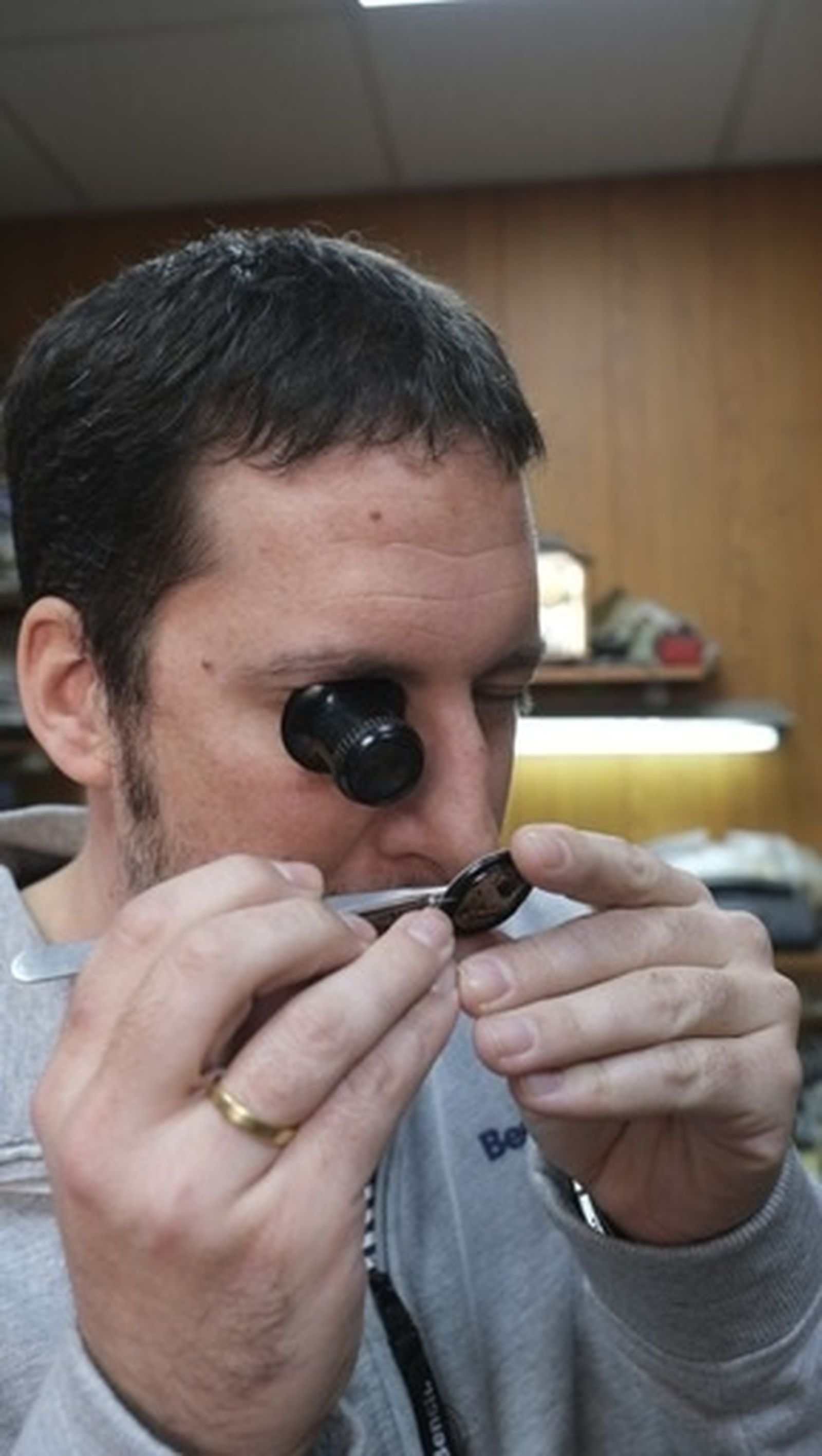 Observando una pieza diminuta.