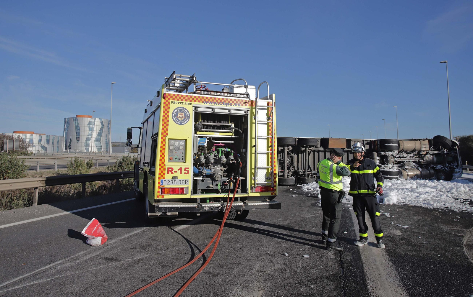 Fotos del camión volcado en la A7 en Los Barrios