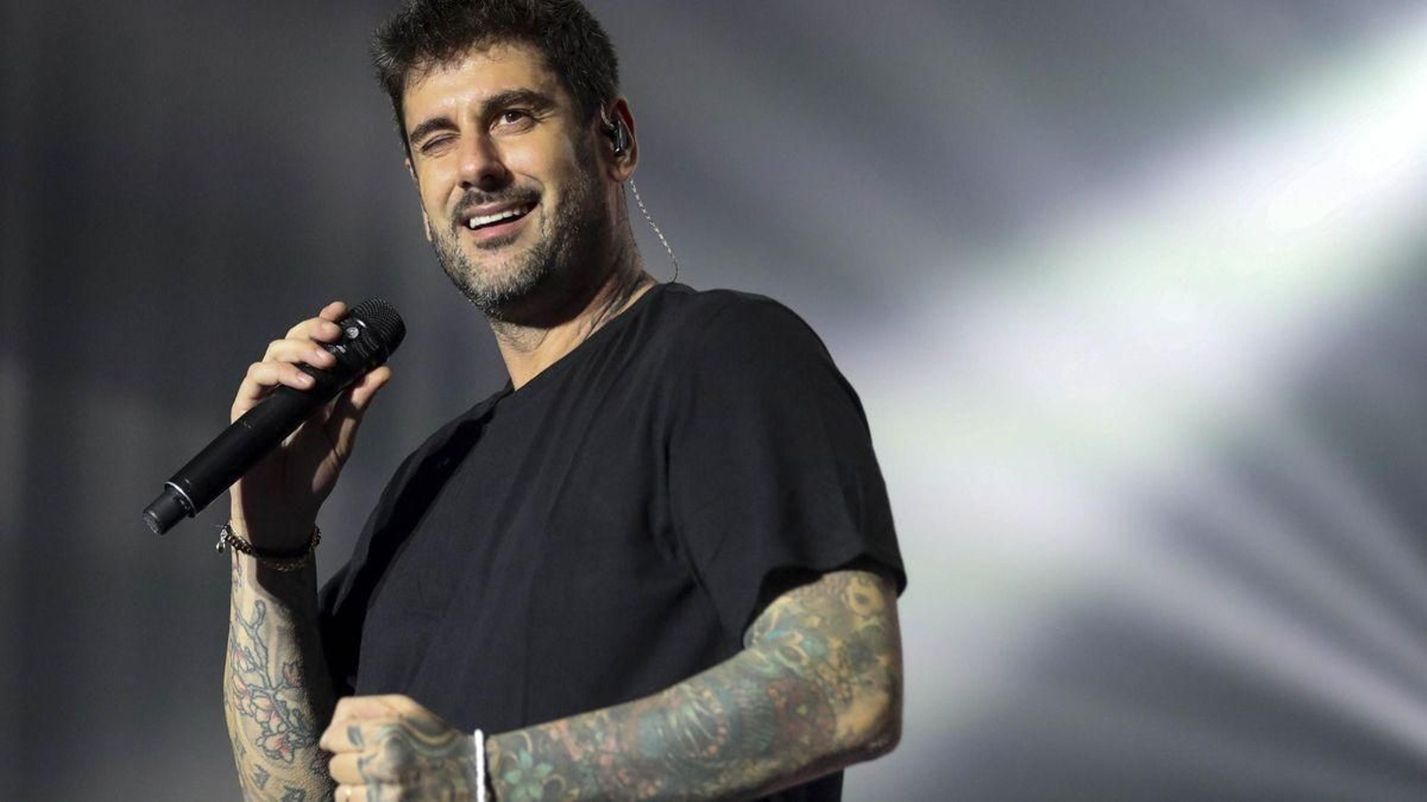 Este sábado, el Estadio de la Victoria acogerá la esperada actuación de Melendi, que celebra dos décadas en el mundo de la música.