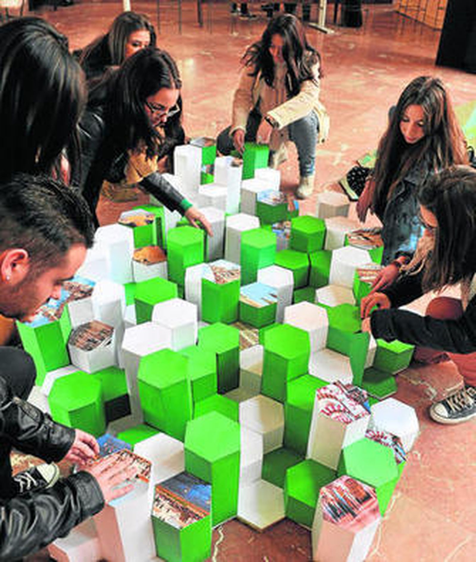 Alumnos de la Escuela de Arte dan los últimos retoques a un proyecto antes de presentarlo en clase.