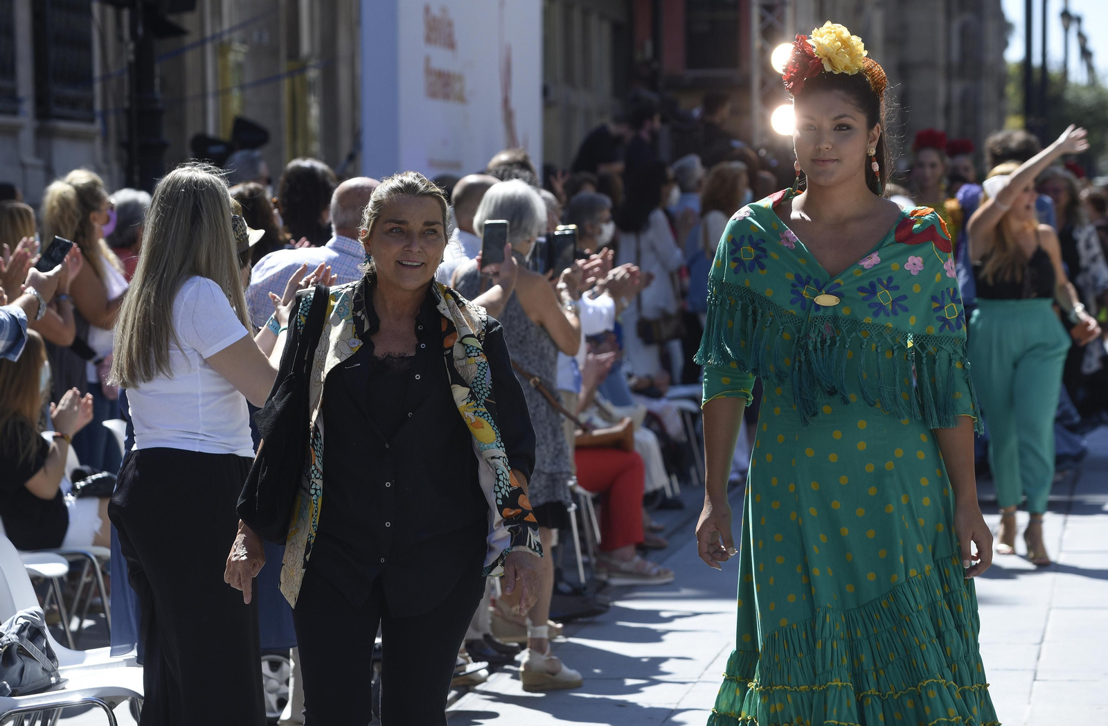 El desfile de moda flamenca de la Avenida de la Constitución, en imágenes