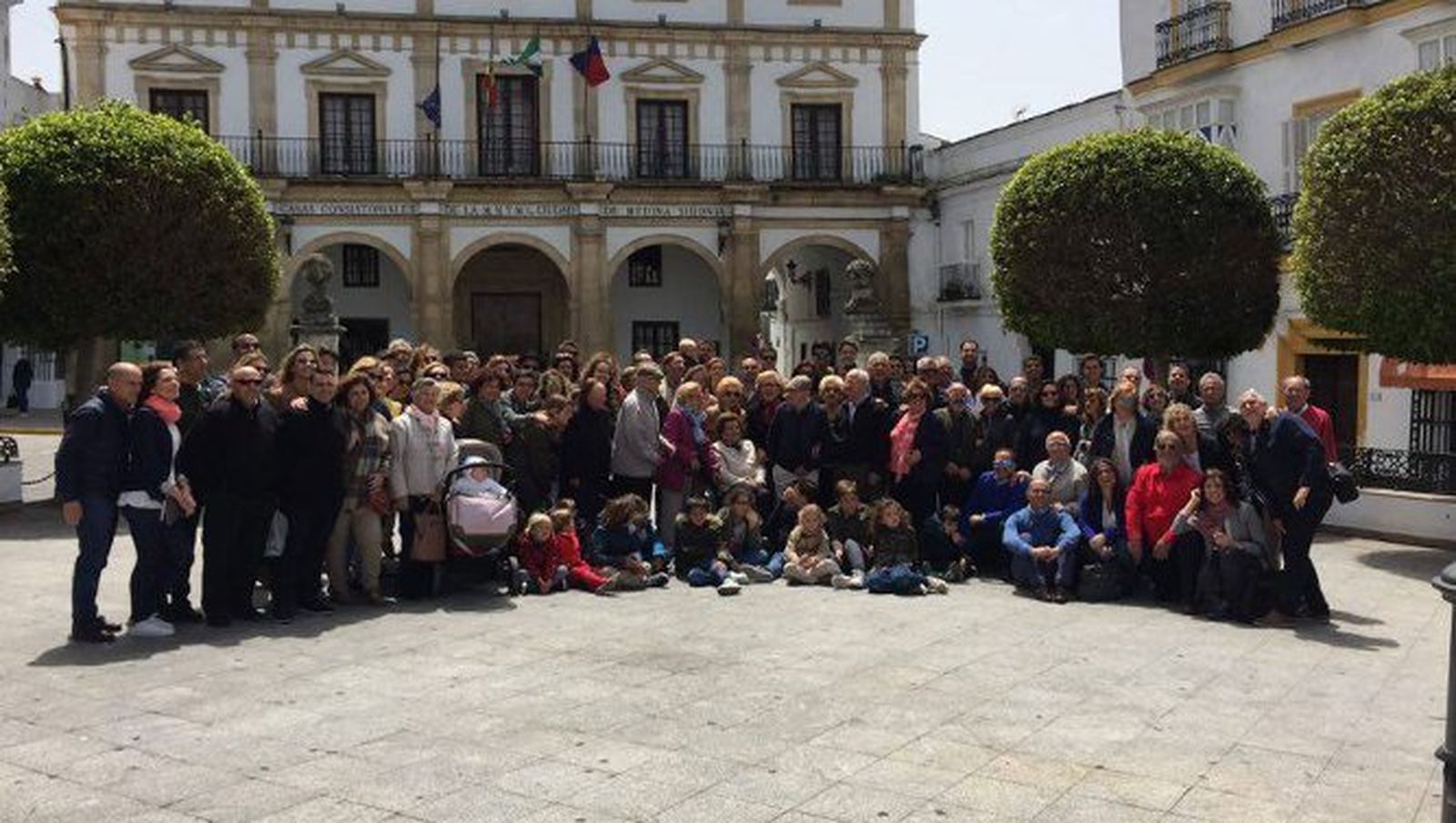 Descendientes de Antonio Lucero y Paca Bancalero, durante la reunión familiar en Medina Sidonia, donde congregaron a cuatro generaciones, con la asistencia de más de cien miembros de la familia.
