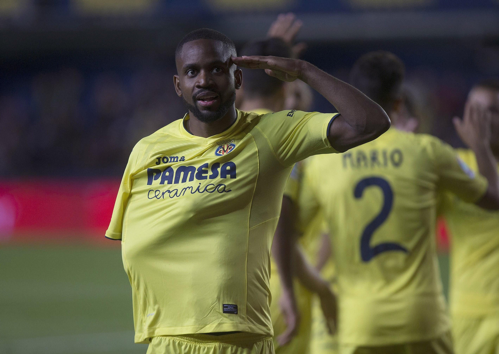 Bakambu celebra un gol con el Villarreal.