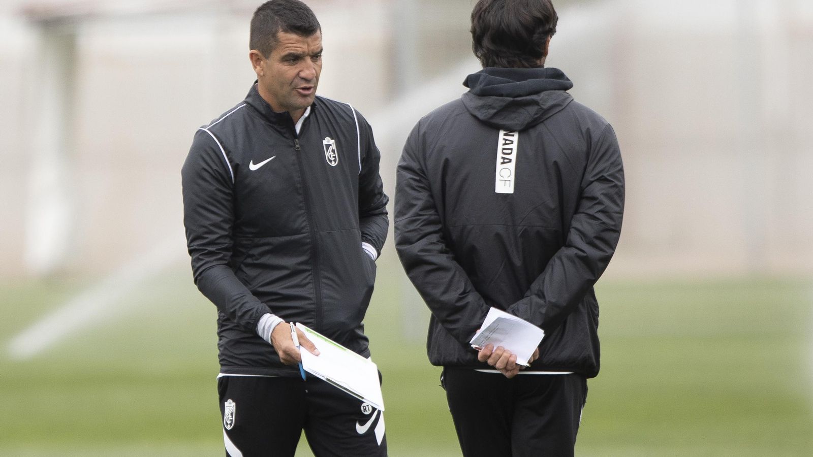 Torrecilla conversa con su ayudante Diego Mainz.