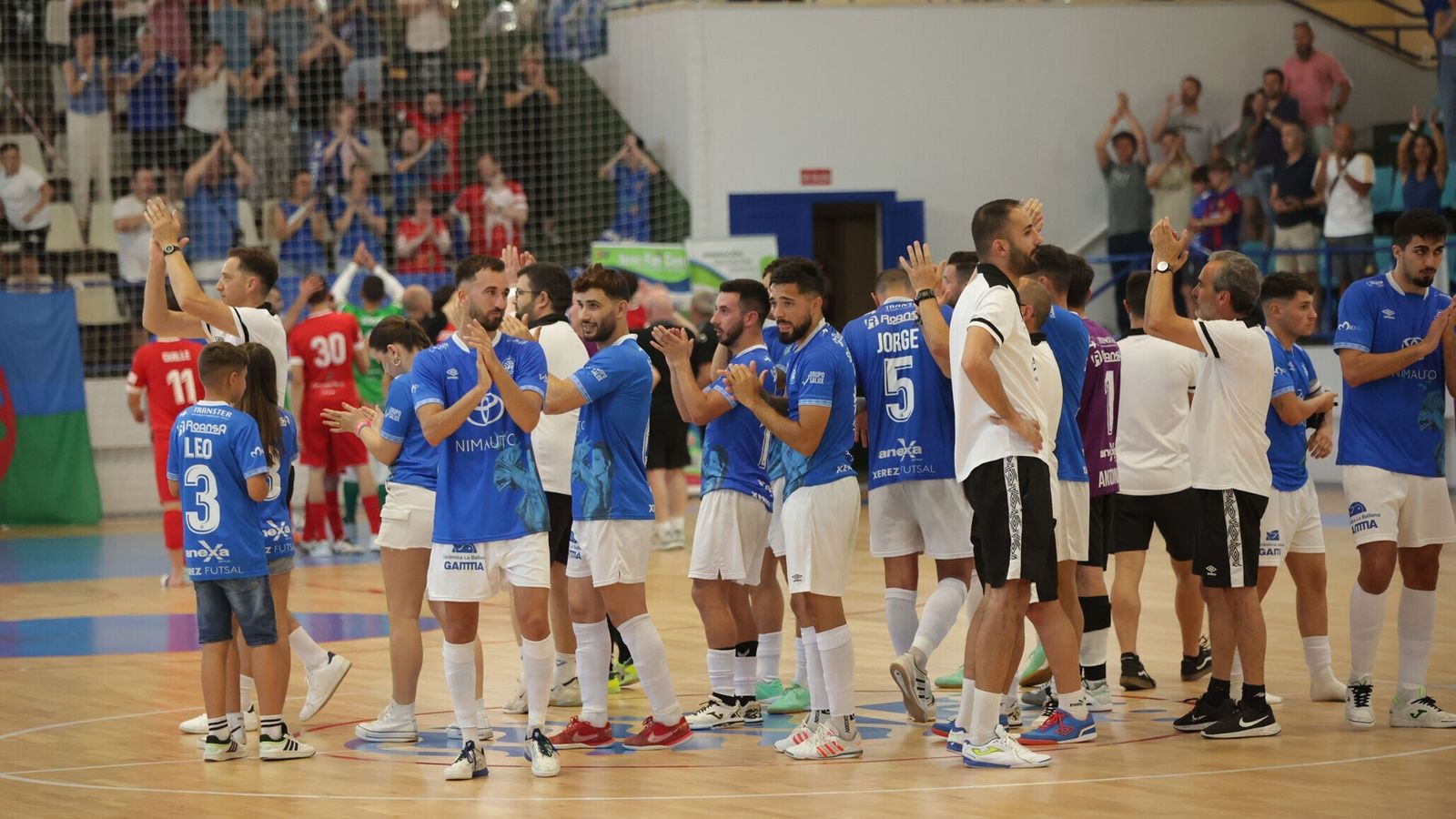 Los jugadores del Toyota aplauden a los aficionados tras sufrir la primera derrota de la temporada en casa.