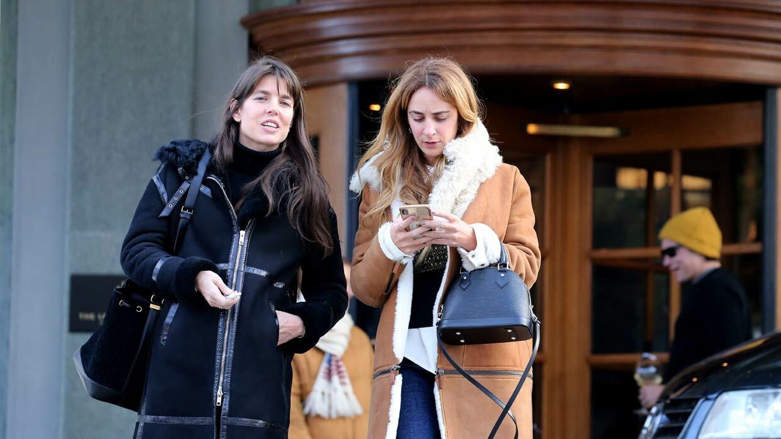 Carlota Casiraghi, a su llegada a St. Moritz, junto a una amiga.