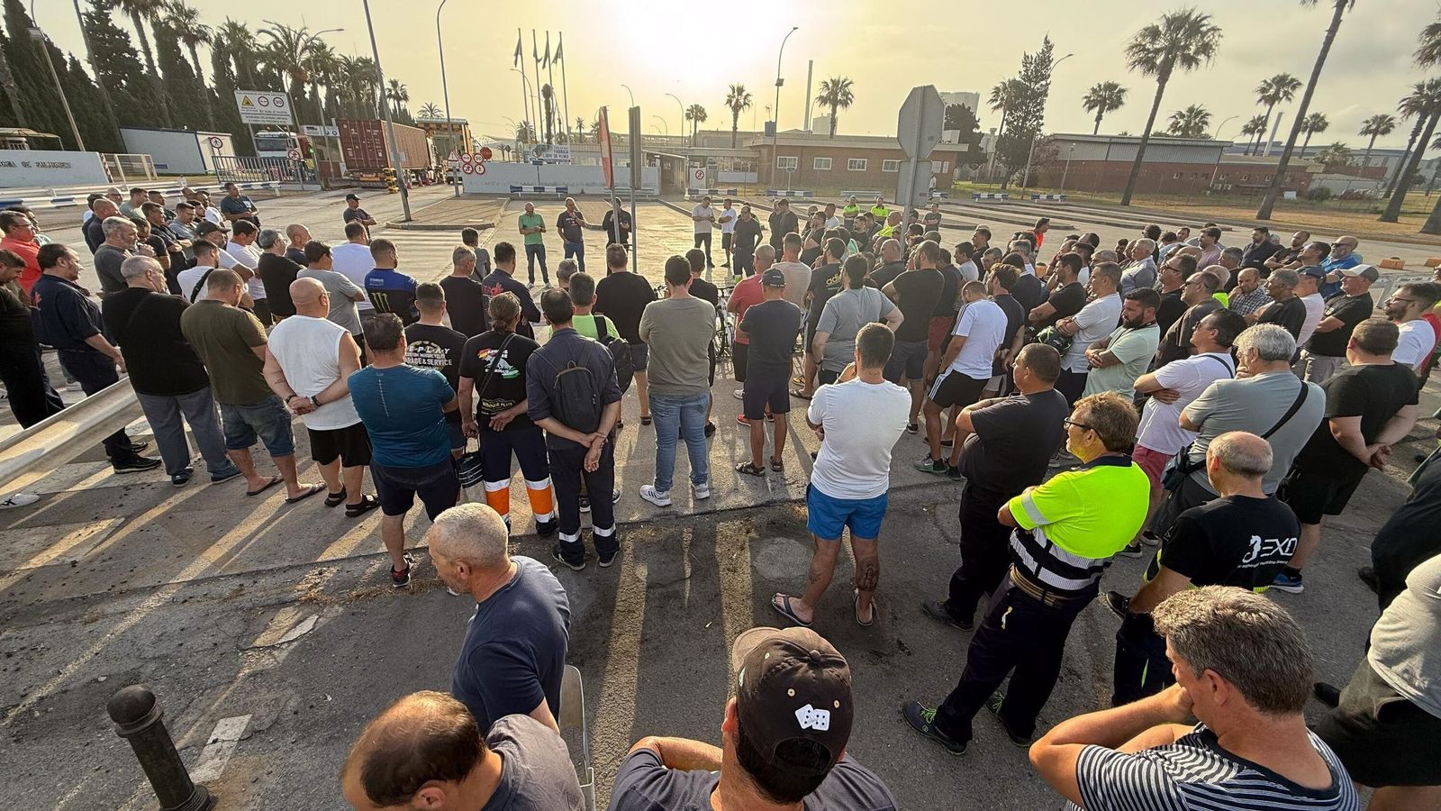 Asamblea a las puertas de la fábrica de Acerinox, en Palmones, en la mañana de este lunes Asamblea a las puertas de la fábrica de Acerinox, en Palmones, en la mañana de este lunes