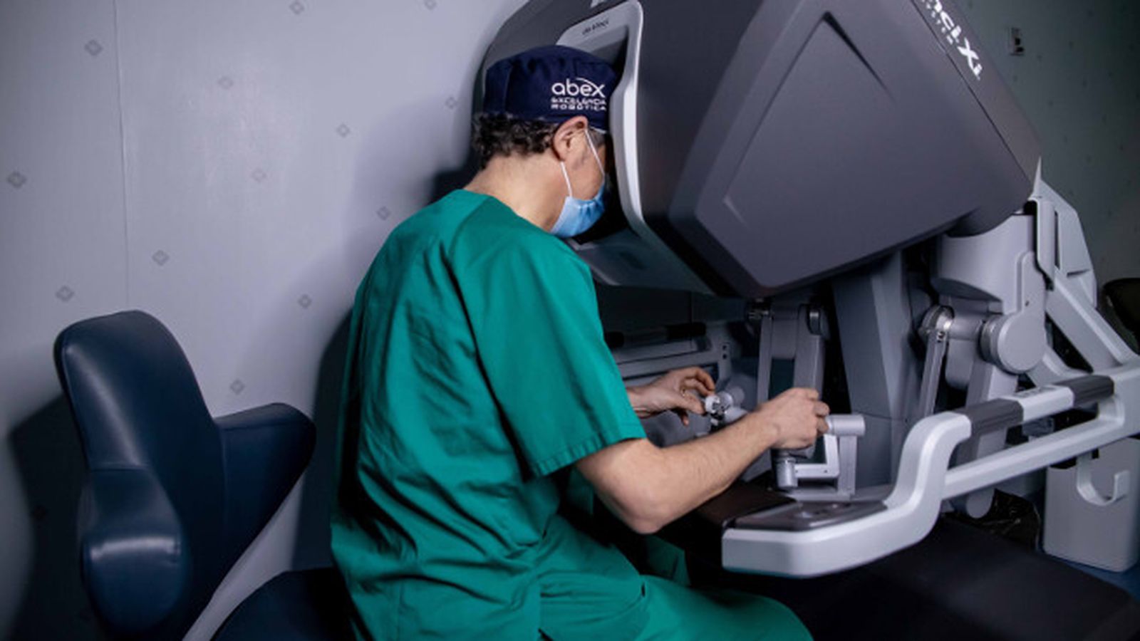 Personal sanitario durante una intervención quirúrgica mediante el uso del robot Da Vinci.