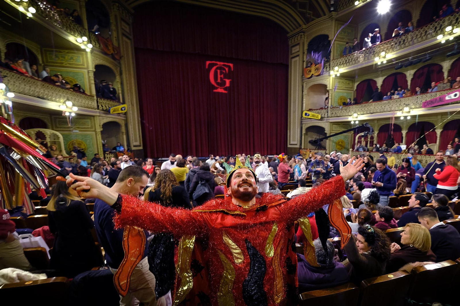 Un espectador disfrazado en la gran final del COAC 2018.