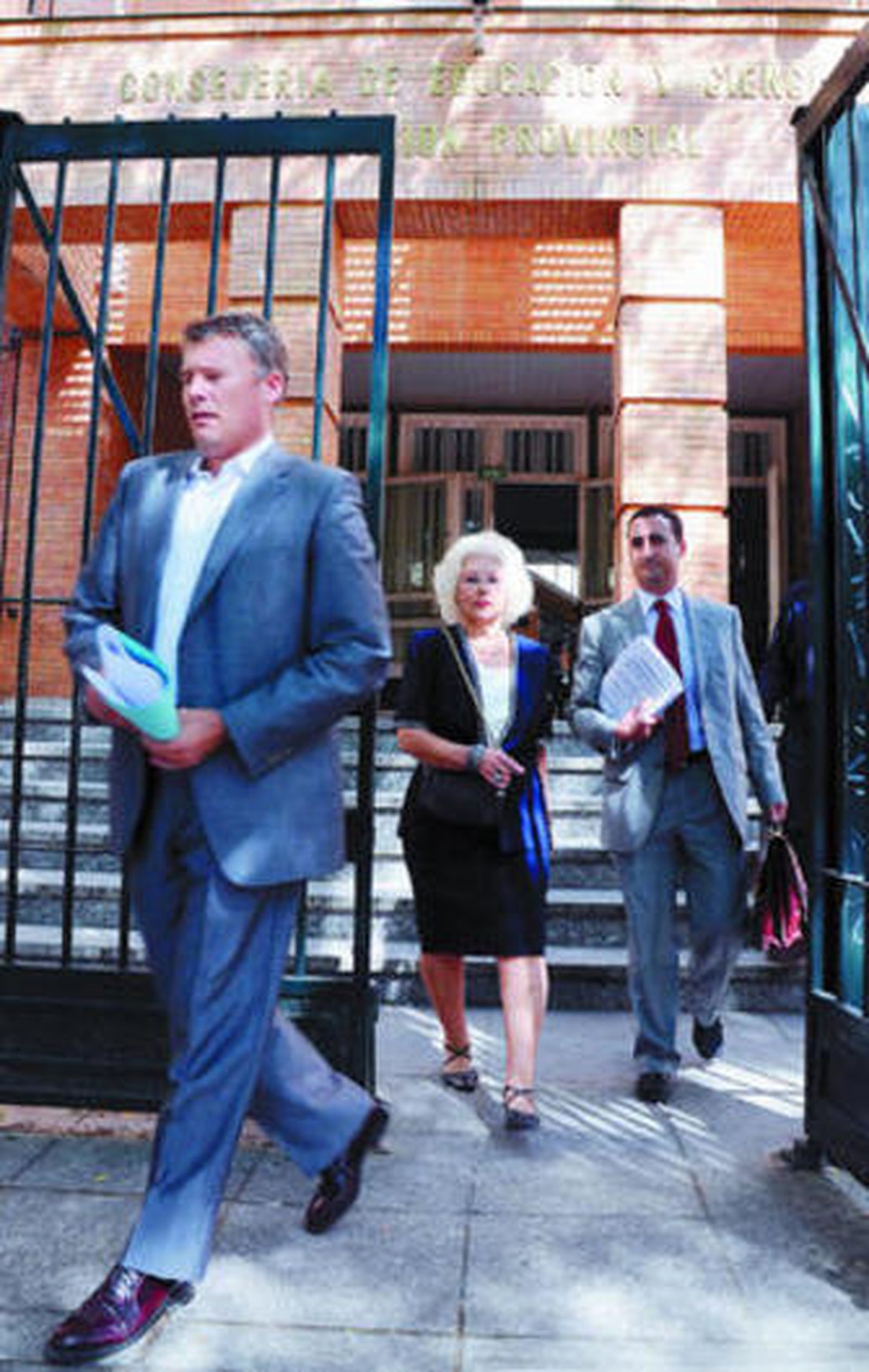 Los familiares del menor ante la Consejería de Educación.