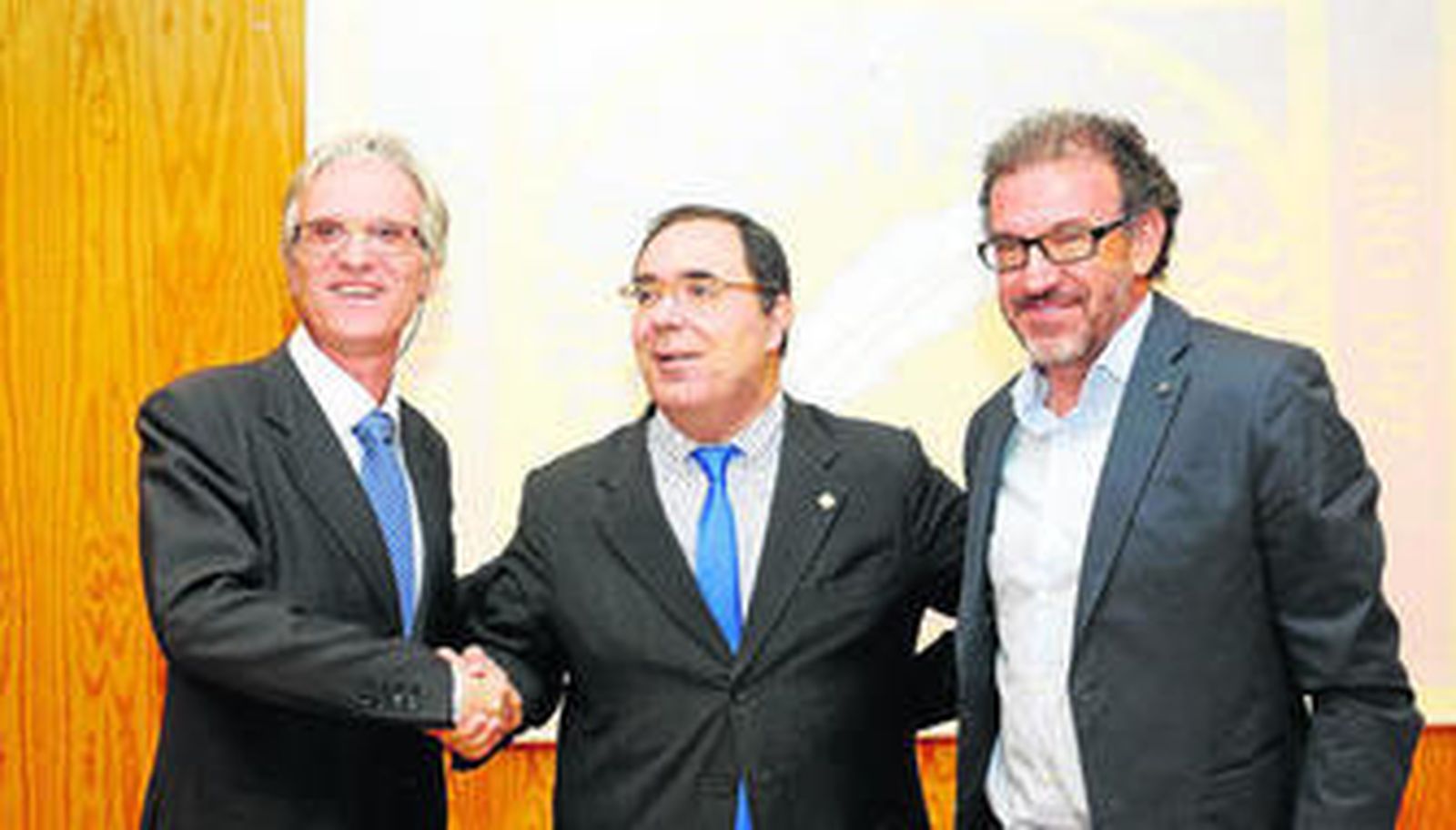 El presidente de El Roble, José Romero Alonso, el rector de la UPO, Vicente Guzmán, y el profesor José Antonio Sánchez Medina.