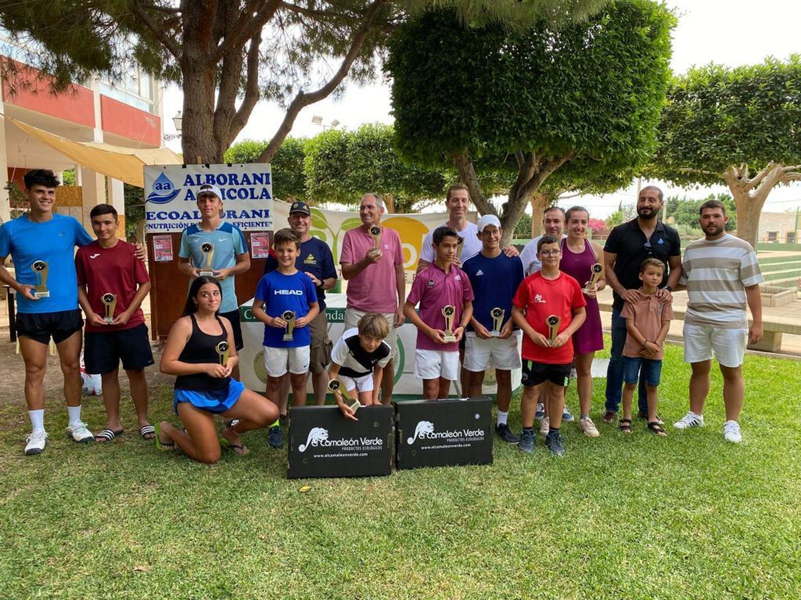 Los ganadores del segundo torneo 'Alborani Agrícola' posan con sus respectivos trofeos.