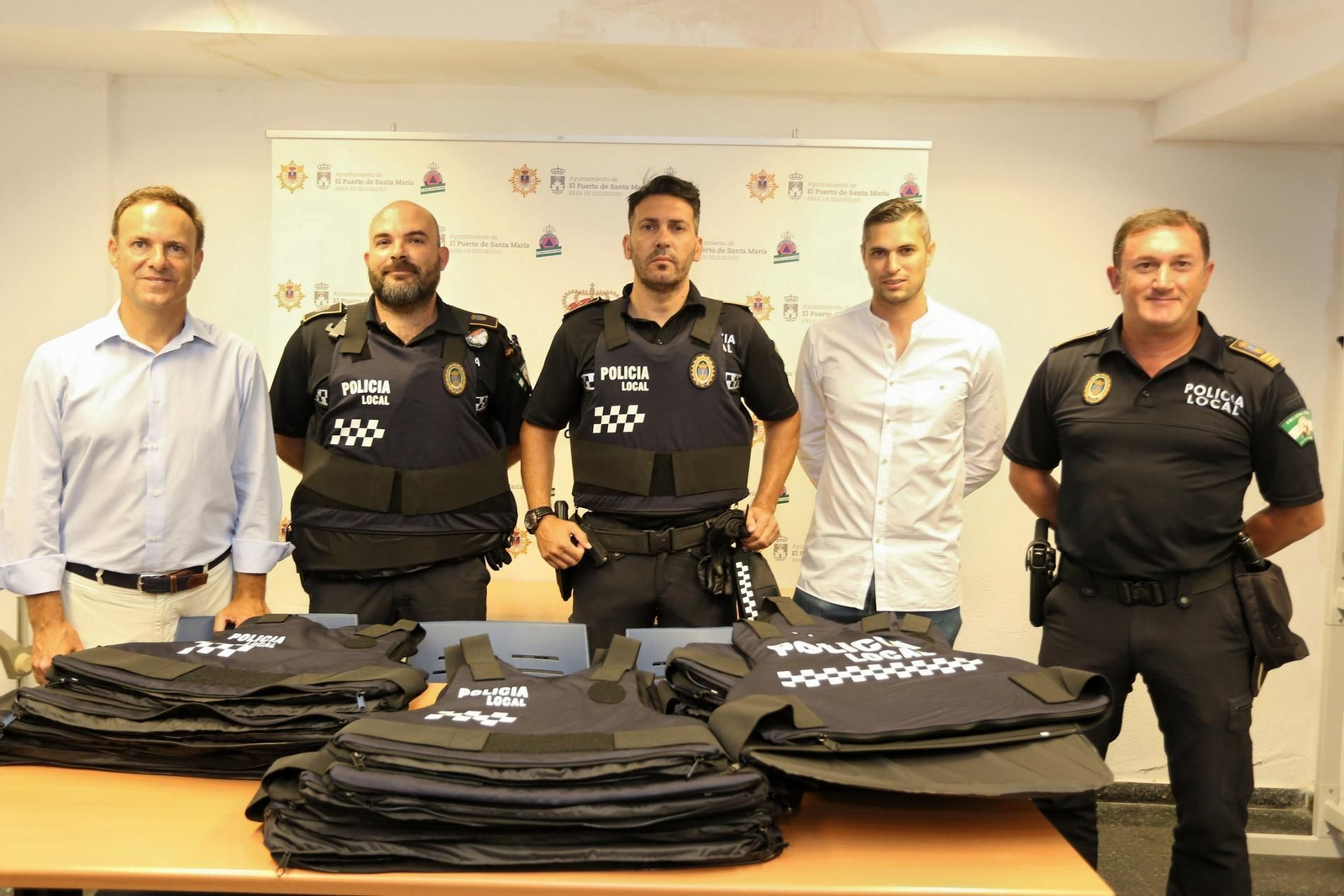 David de la Encina y Ángel María González entregaron ayer los chalecos a los agentes de la Policía Local.