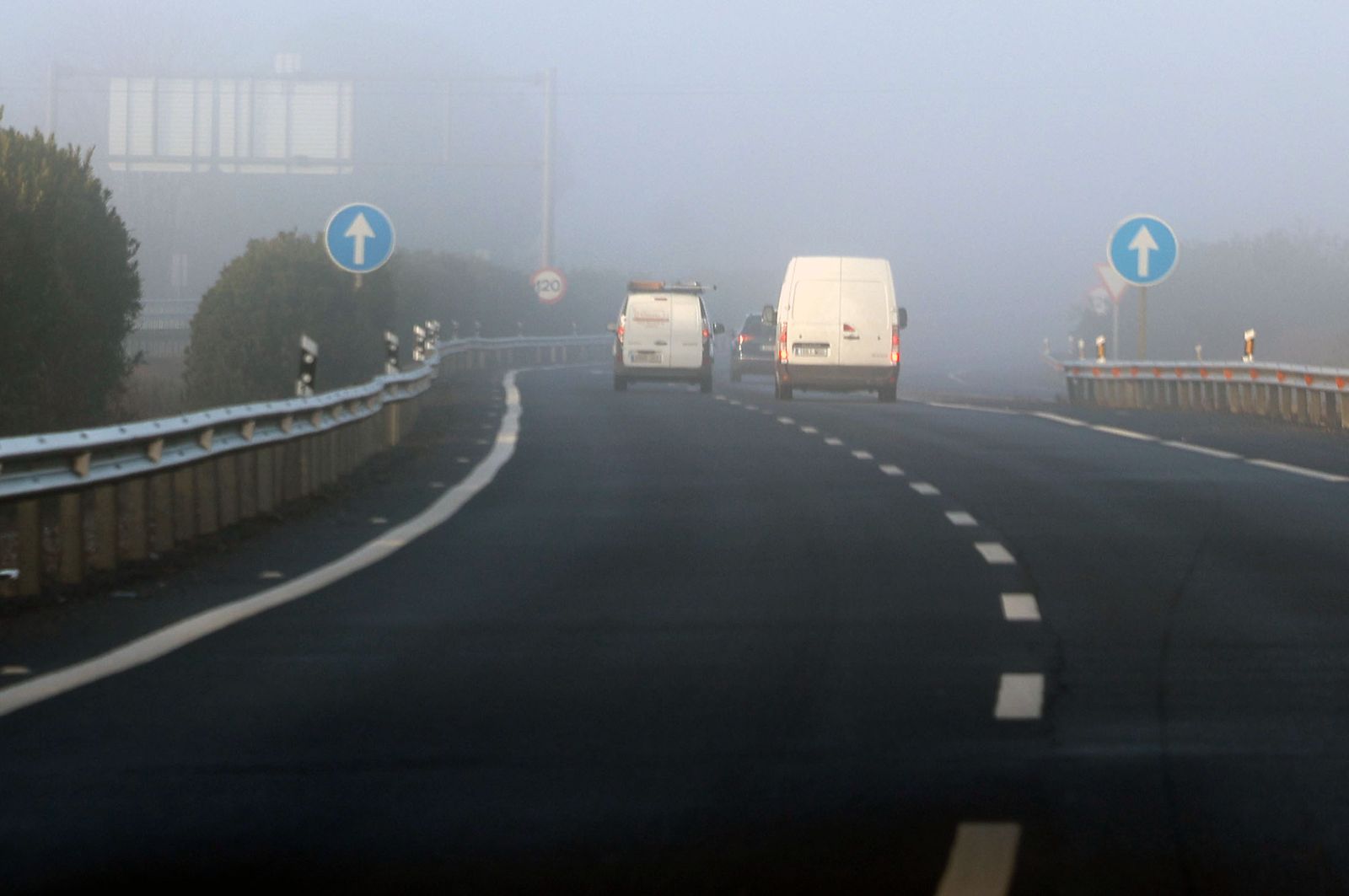 Imágenes de la densa niebla con la que han amanecido varios municipios de Huelva