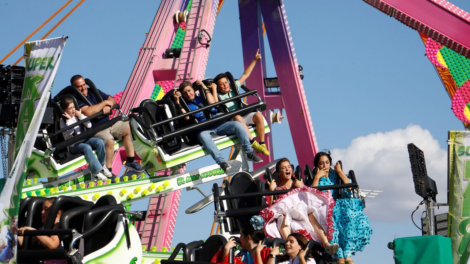 Varios jóvenes, en una de las atracciones.