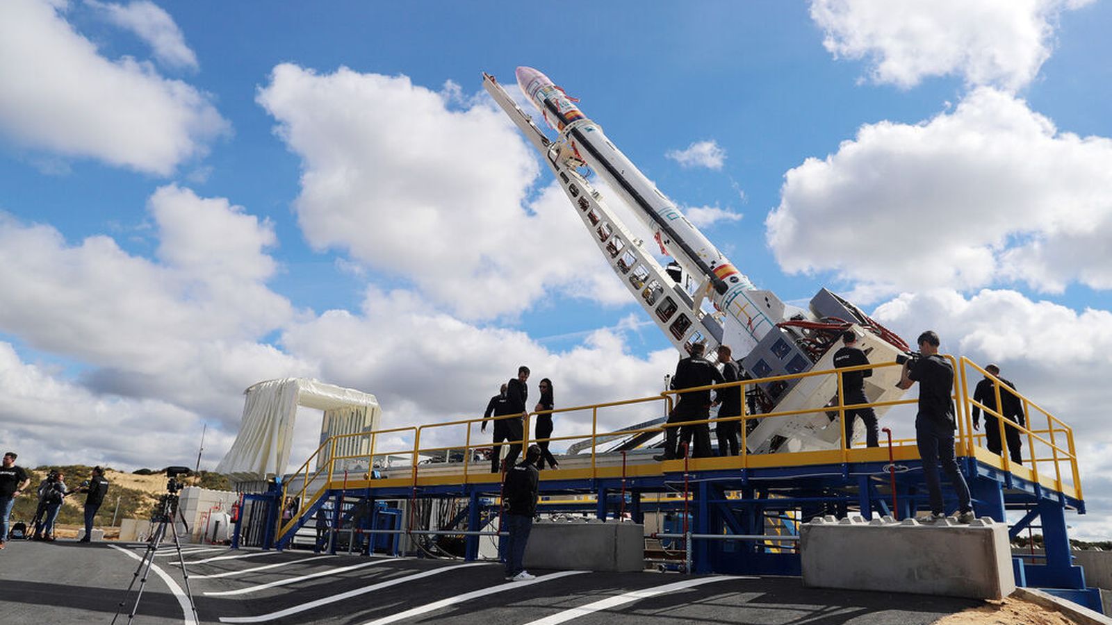 Imágenes del cohete en la base en Huelva.