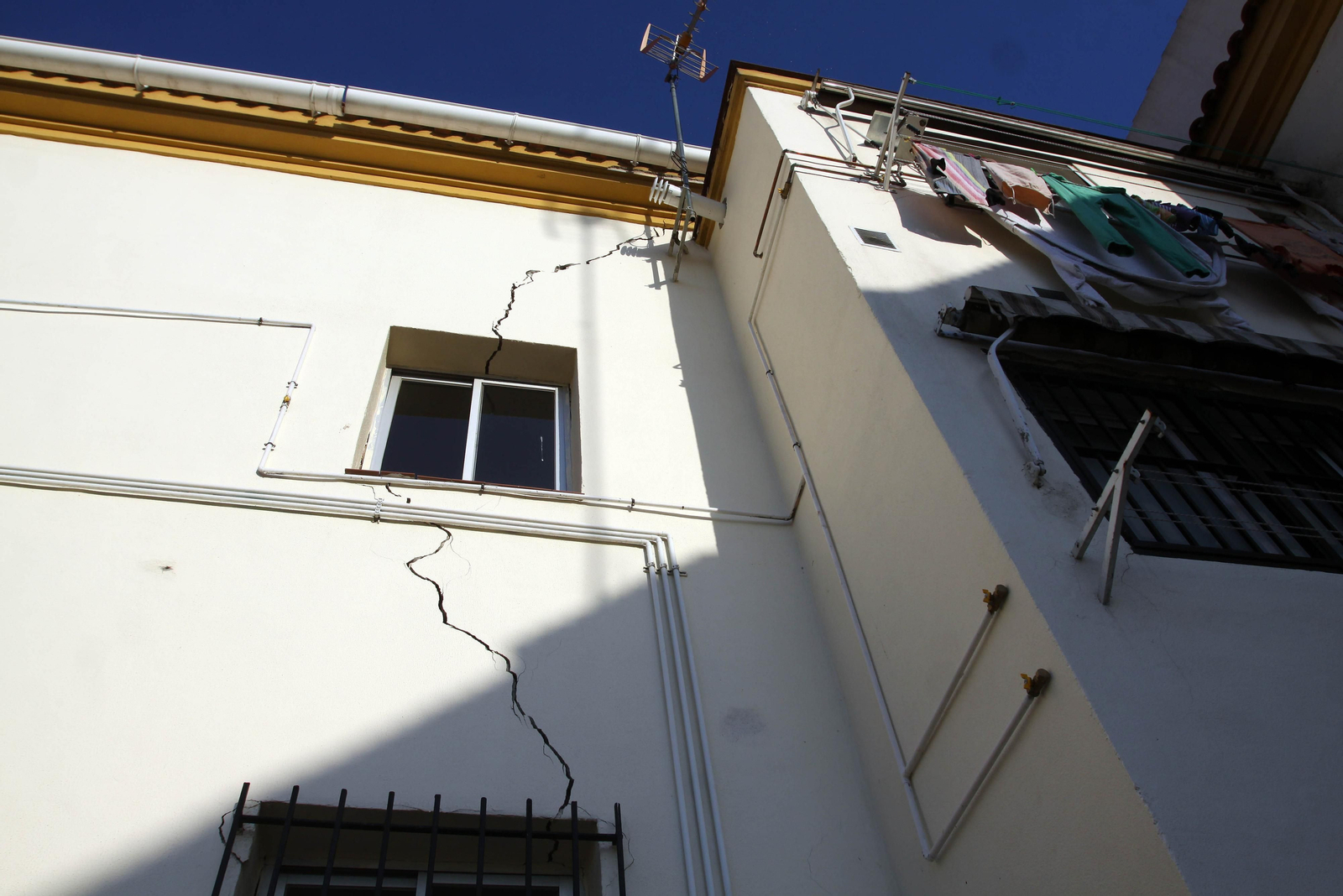 Imagen de archivo de una de las grietas aparecidas en un edificio de la zona de Carranque.