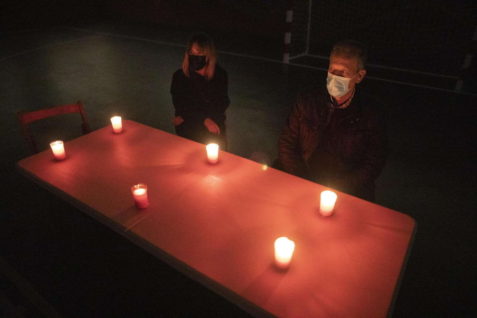 El alcalde de Pinos Puente se encierra contra los cortes de luz, en imágenes