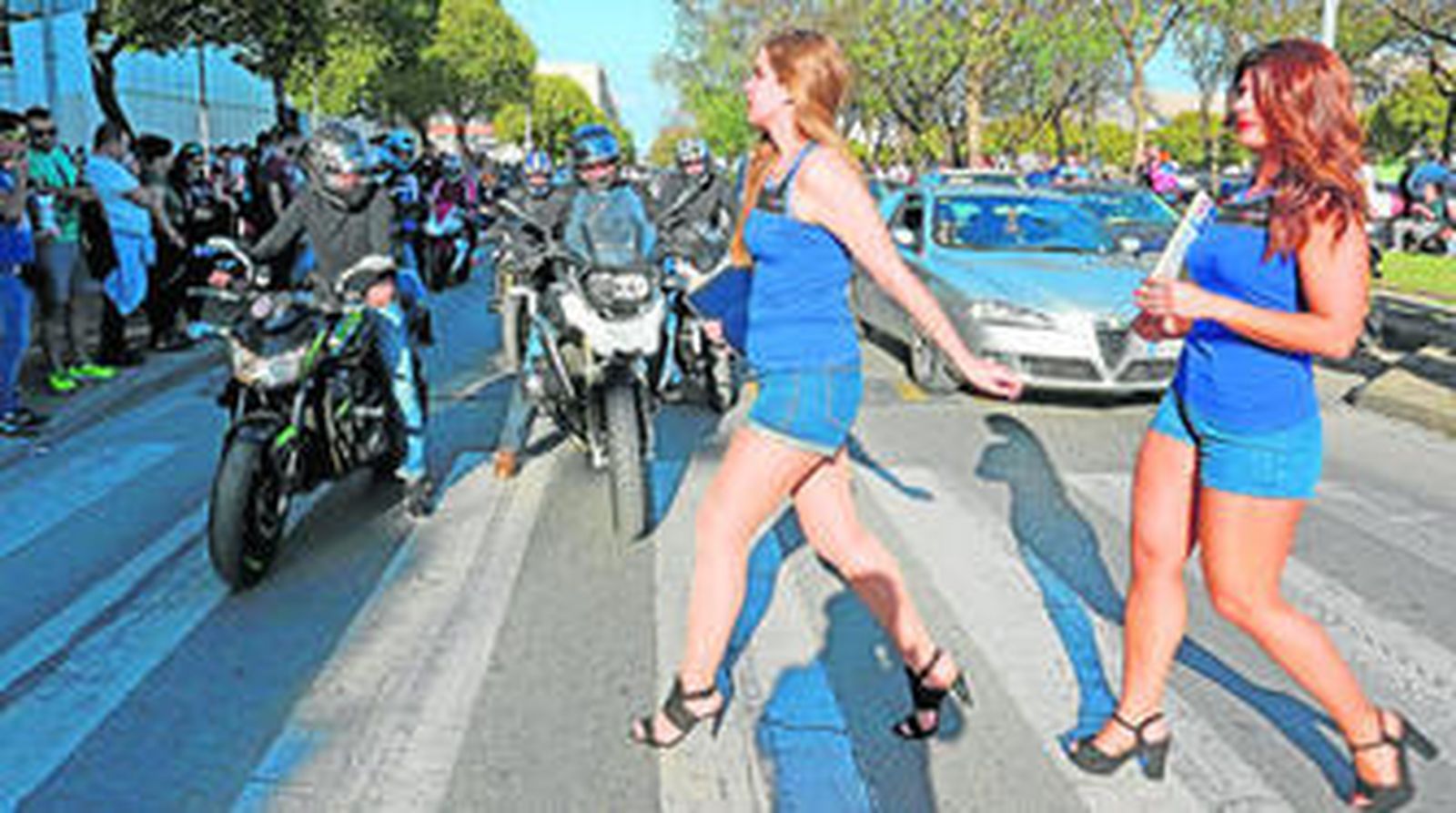 El ambiente motero, en la avenida de Arcos, en Jerez, ayer sobre las siete y media.