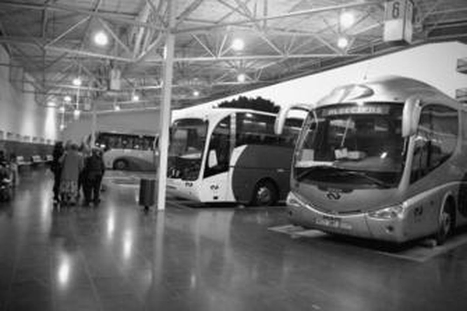 Varios autobuses de Comes y Portillo esperan su salida en las bahías de la estación San Bernardo de Algeciras, ayer por la tarde.