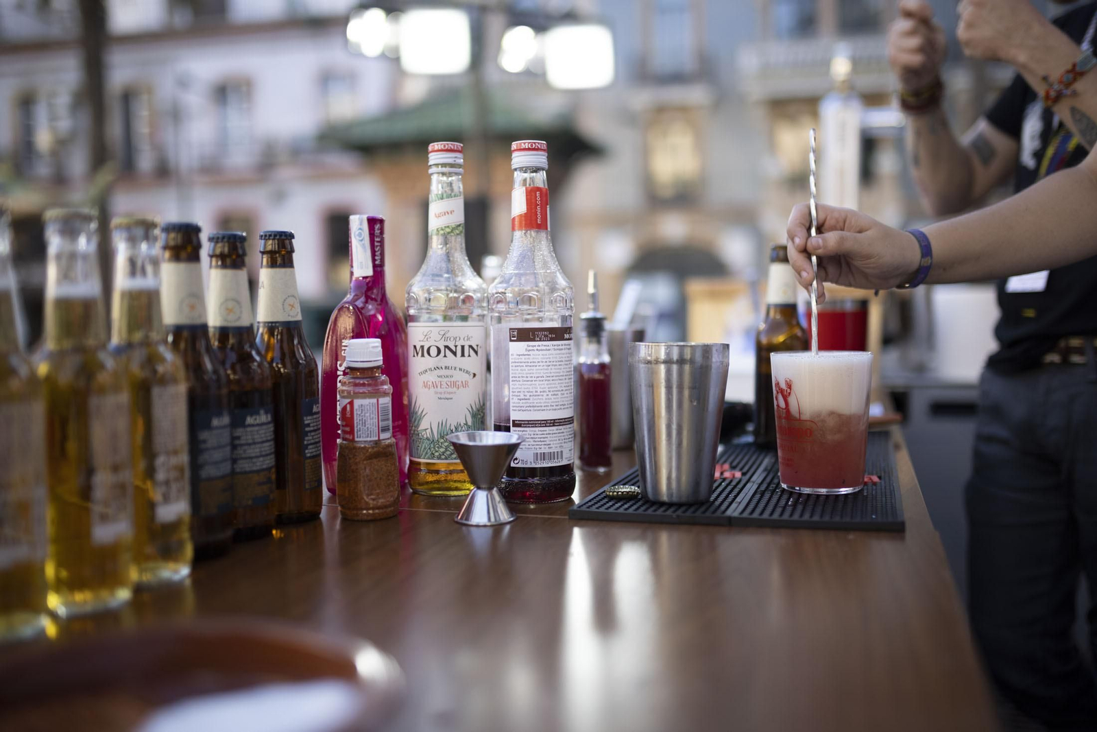 El Bar Berlín muestra su "coctelería cervecera" en la Plaza de las Monjas