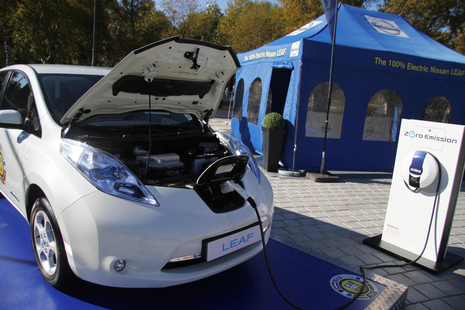 Un coche eléctrico en recarga.