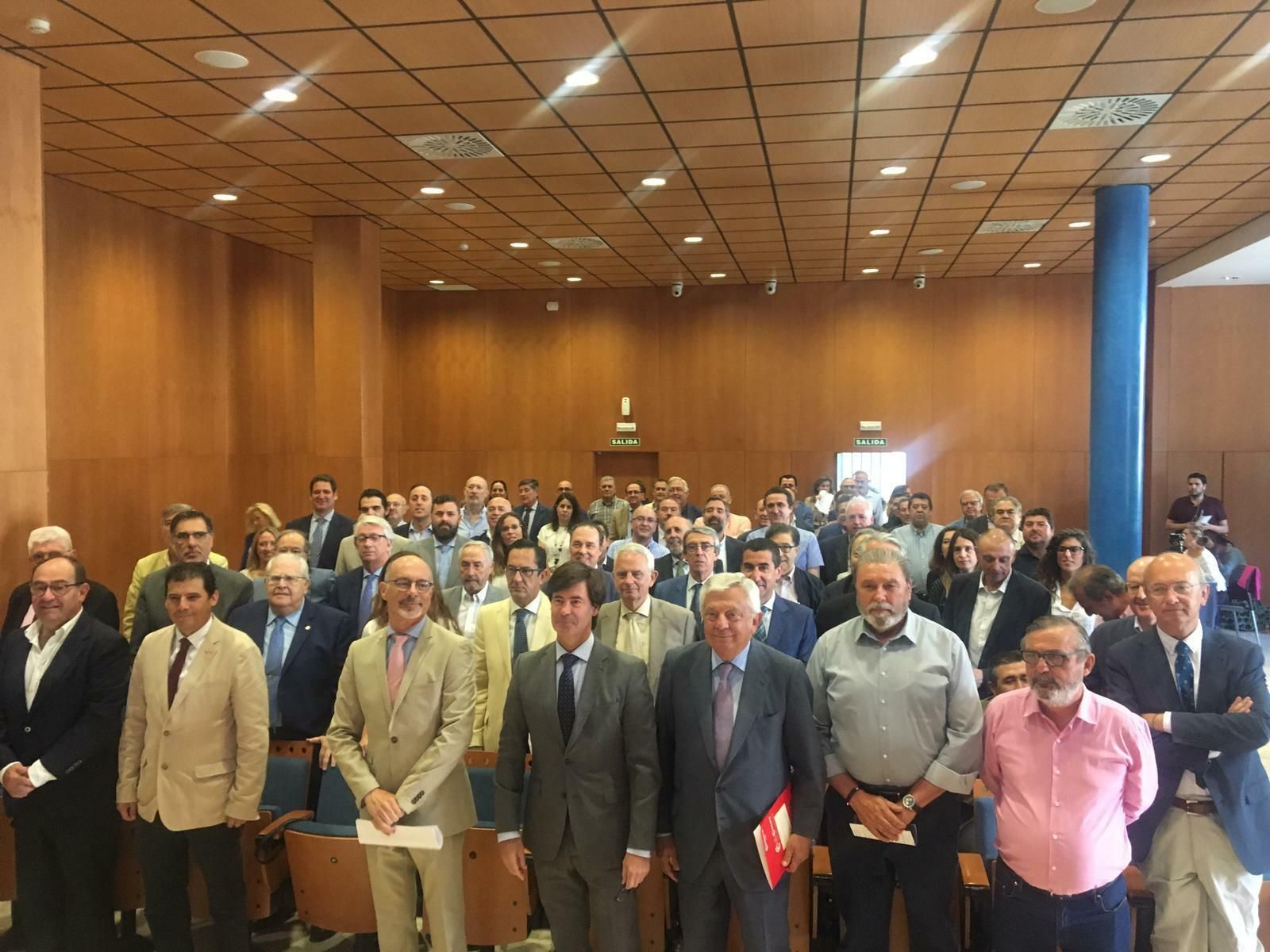 Foto de familia de la plataforma civil por las infraestructuras pendientes de Sevilla, en el acto de constitución este lunes en la Facultad de Ciencias del Trabajo.