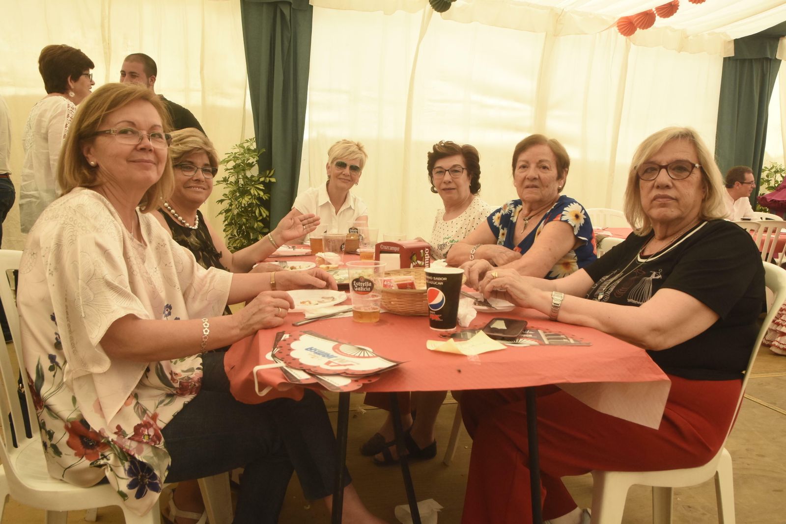 Miembros de Alcer durante una comisa en la caseta en El Arenal
