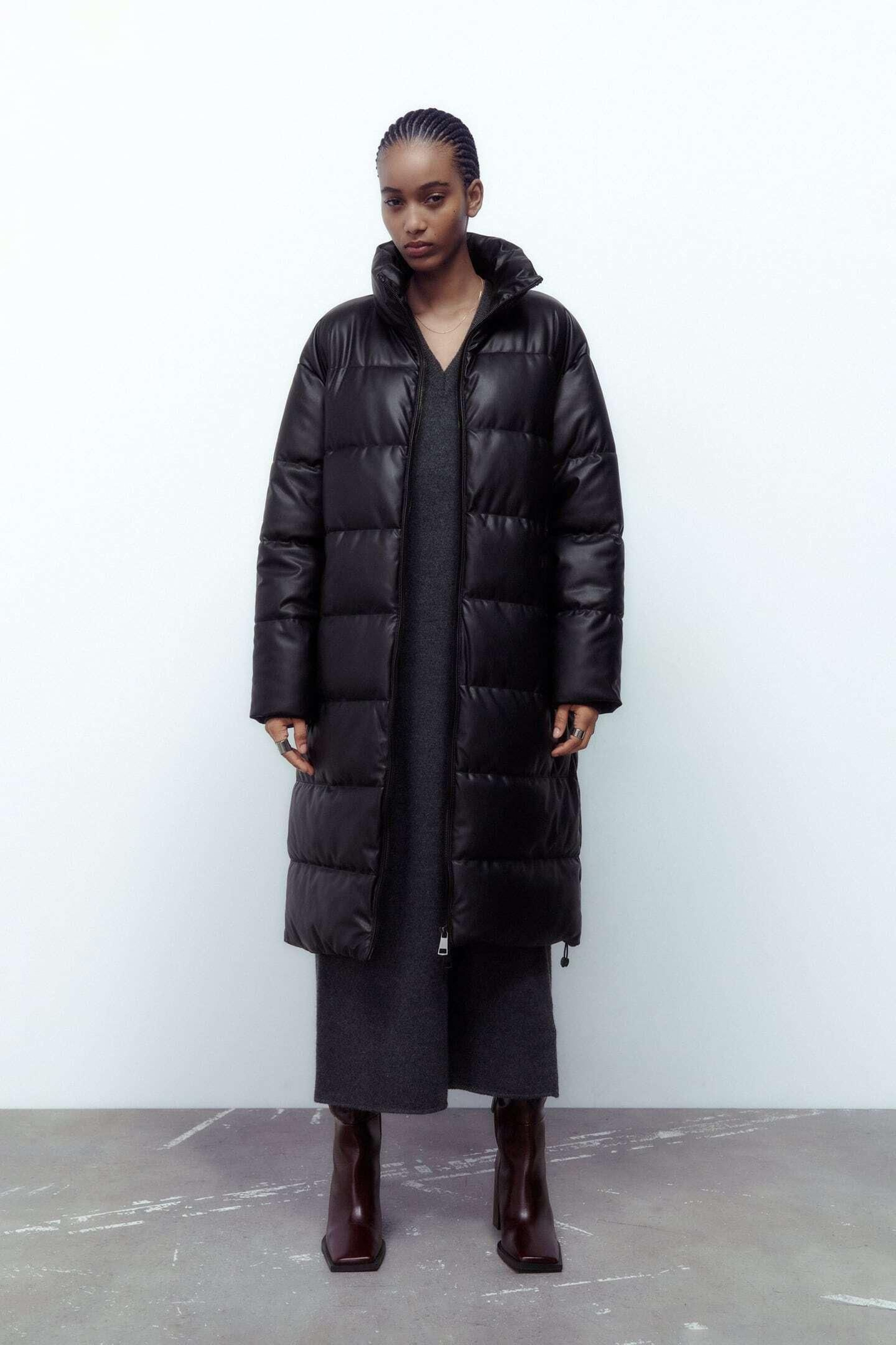 Plumífero efecto piel de Zara.