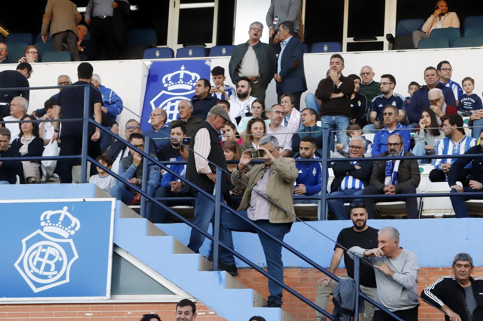 Gran ambiente en las gradas del Nuevo Colombino para el Recre-At Sanluqueño, en imágenes
