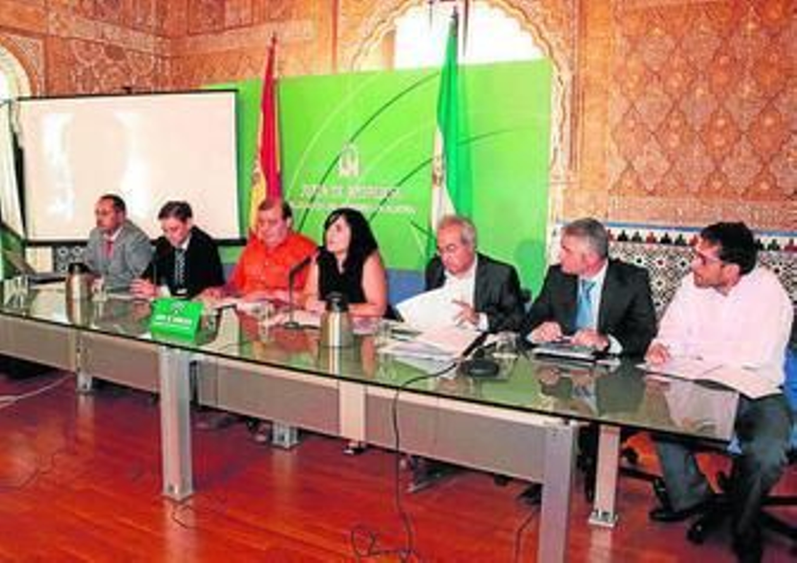 Un nutrido grupo de representantes han presentado las jornadas.