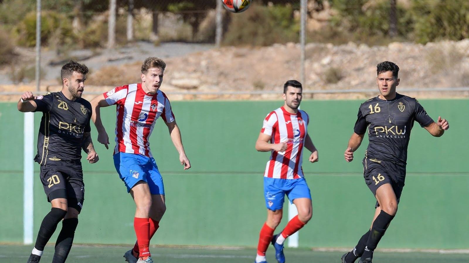 El centrocampista pugna por un balón durante un encuentro disputado en casa esta temporada.